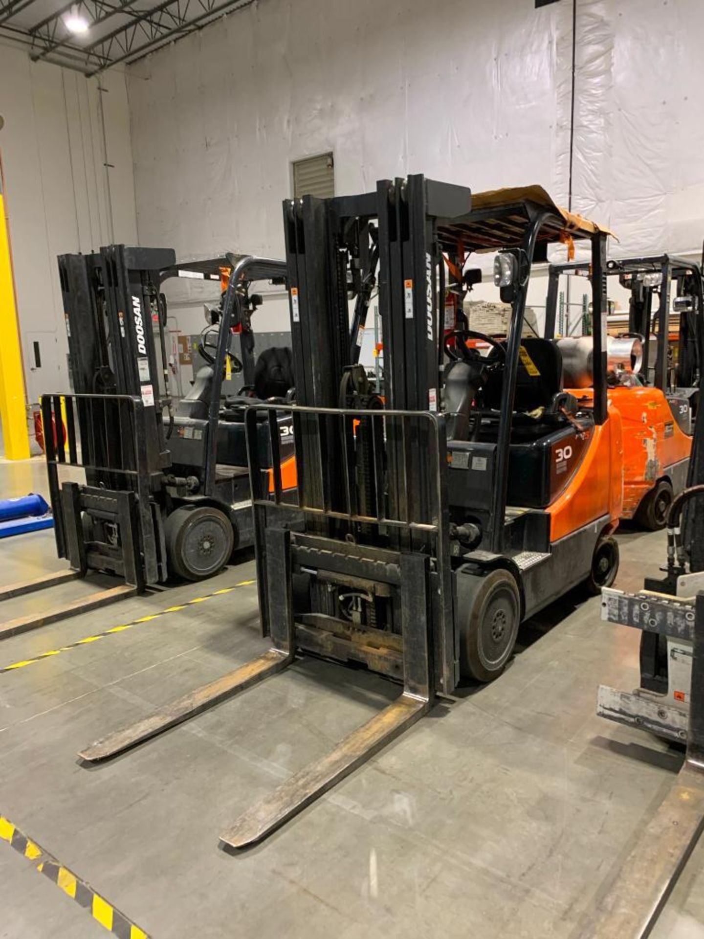 DOOSAN 5,000 LB. CAPACITY LPG FORKLIFT, MODEL GC30E-5, S/N FGAOM-1790-00109, 3-STAGE MAST, 189'' MAX - Image 2 of 14