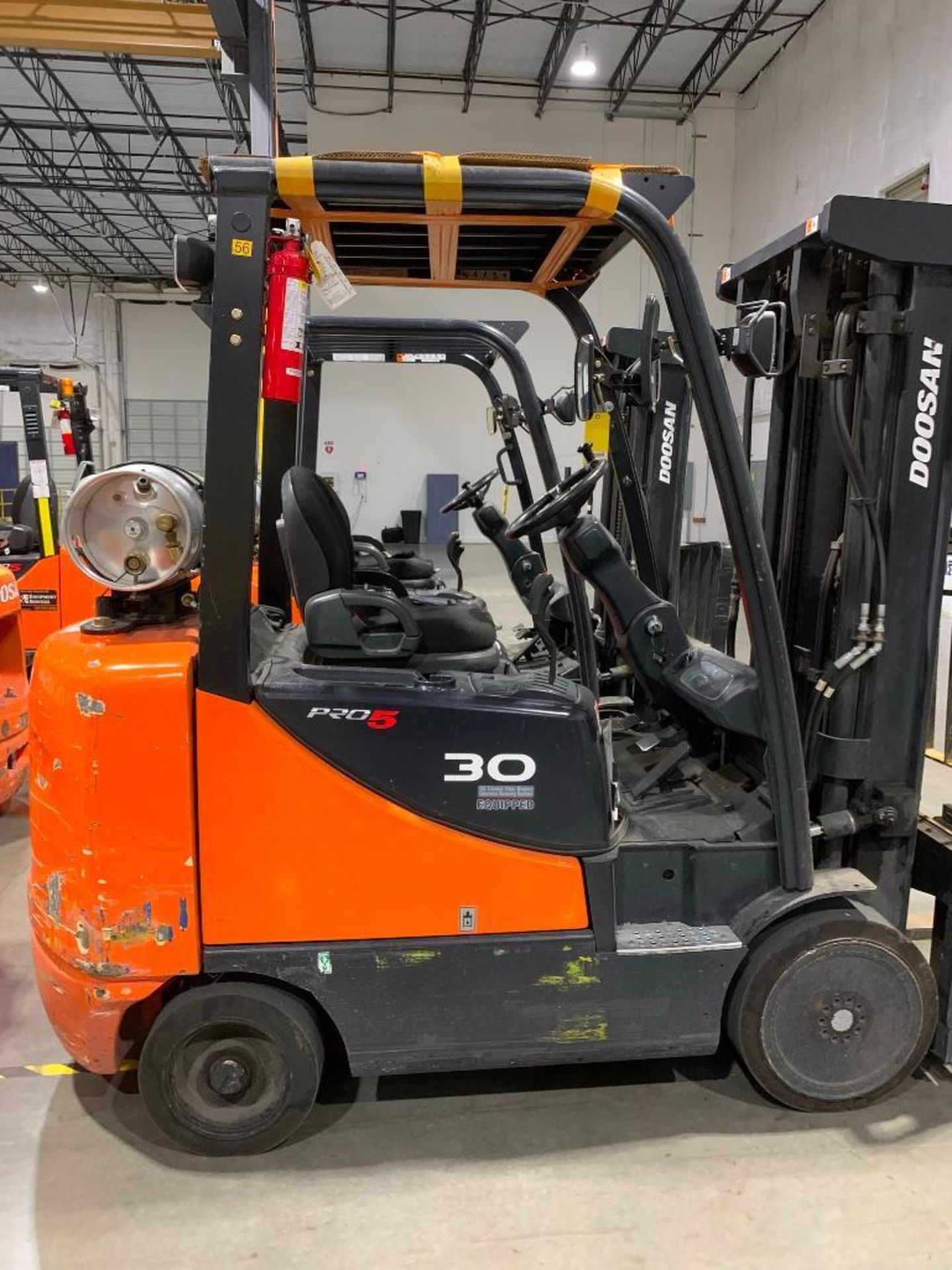 DOOSAN 5,000 LB. CAPACITY FORKLIFT, MODEL GC30E-5, S/N FGAOM-1790-00112, 3-STAGE MAST, 189'' MAX LOA - Image 5 of 7