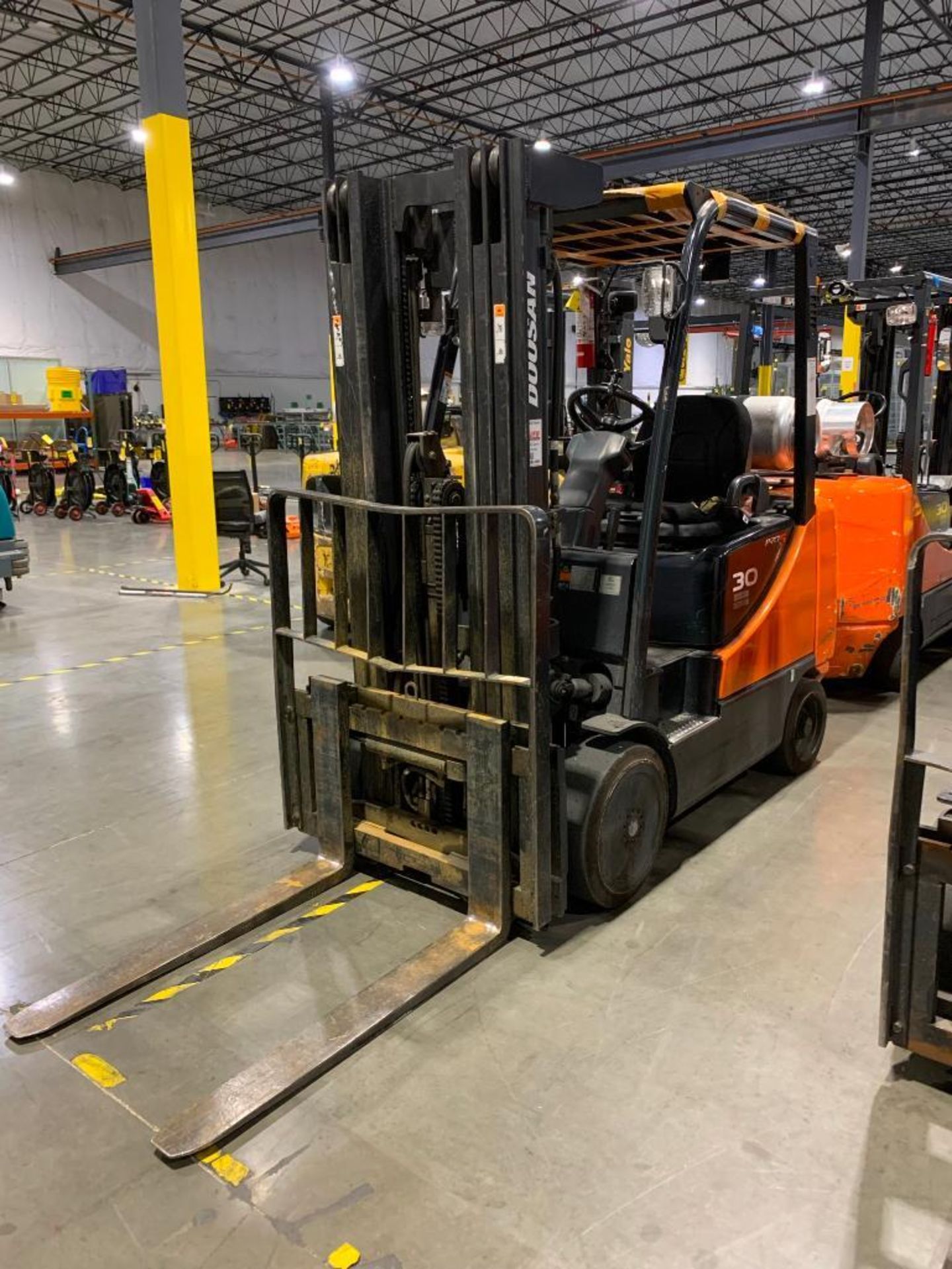 DOOSAN 5,000 LB. CAPACITY FORKLIFT, MODEL GC30E-5, S/N FGAOM-1790-00112, 3-STAGE MAST, 189'' MAX LOA - Image 2 of 7