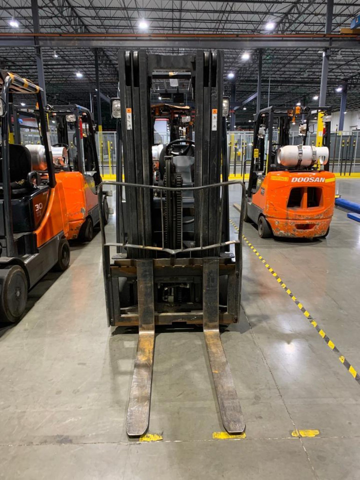 DOOSAN 5,000 LB. CAPACITY LPG FORKLIFT, MODEL GC30E-5, S/N FGAOM-1790-00113, 3-STAGE MAST, 189'' MAX - Image 2 of 4