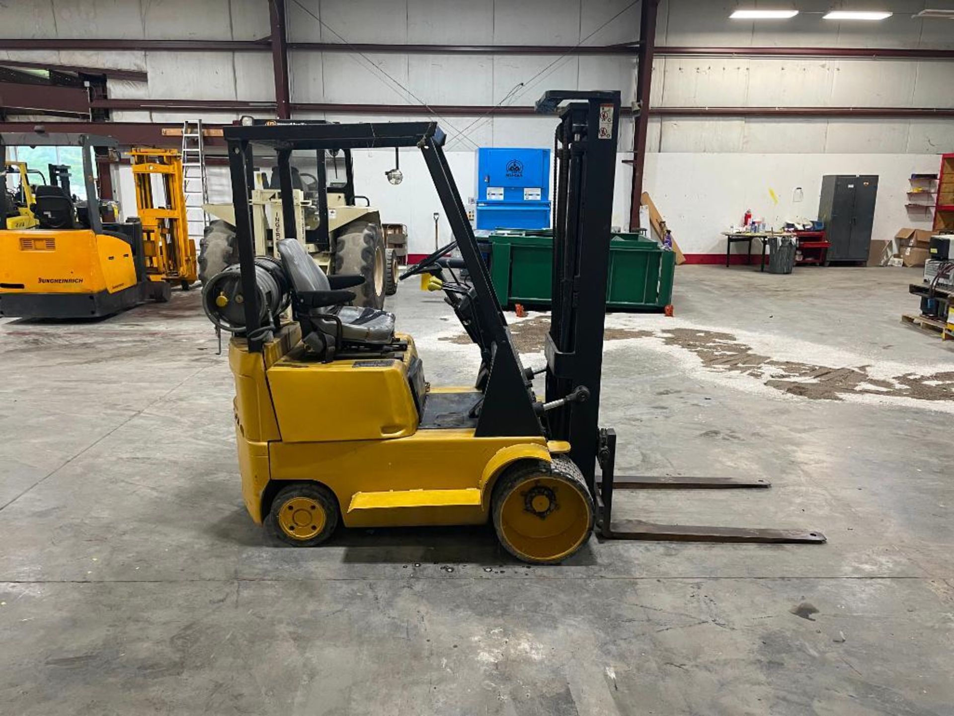 MITSUBISHI 2,000 LB. CAPACITY FORKLIFT, MODEL FGC10, S/N AF81A-00020, LPG, LEVER SHIFT TRANSMISSION, - Image 8 of 10