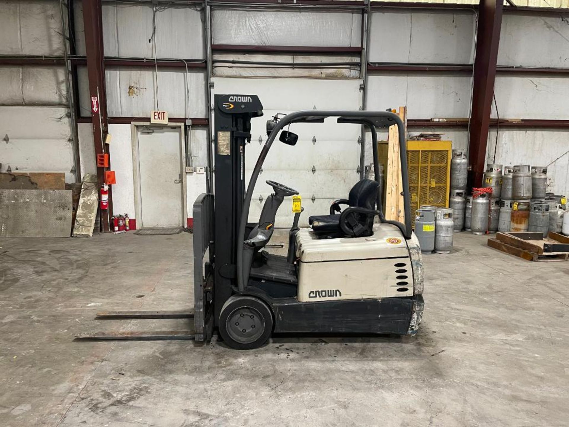 CROWN 4,500 LB. CAPACITY 3-WHEEL FORKLIFT, MODEL SC4500 SERIES, S/N 9A157562, 36-VOLT W/ BATTERY AND