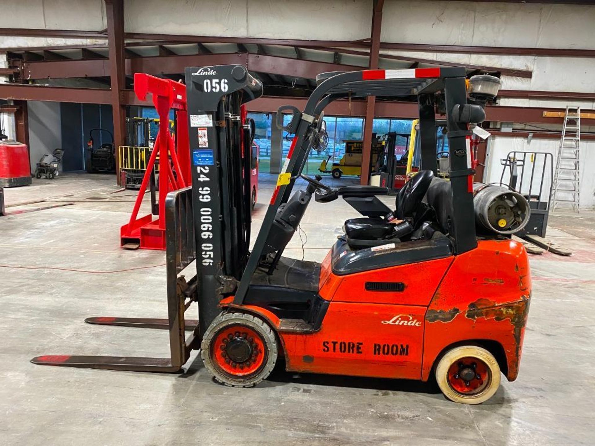 2015 LINDE 6,000 LB. CAPACITY FORKLIFT, MODEL H30CT, S/N A11313F00130, LPG, LEVER SHIFT TRANSMISSION