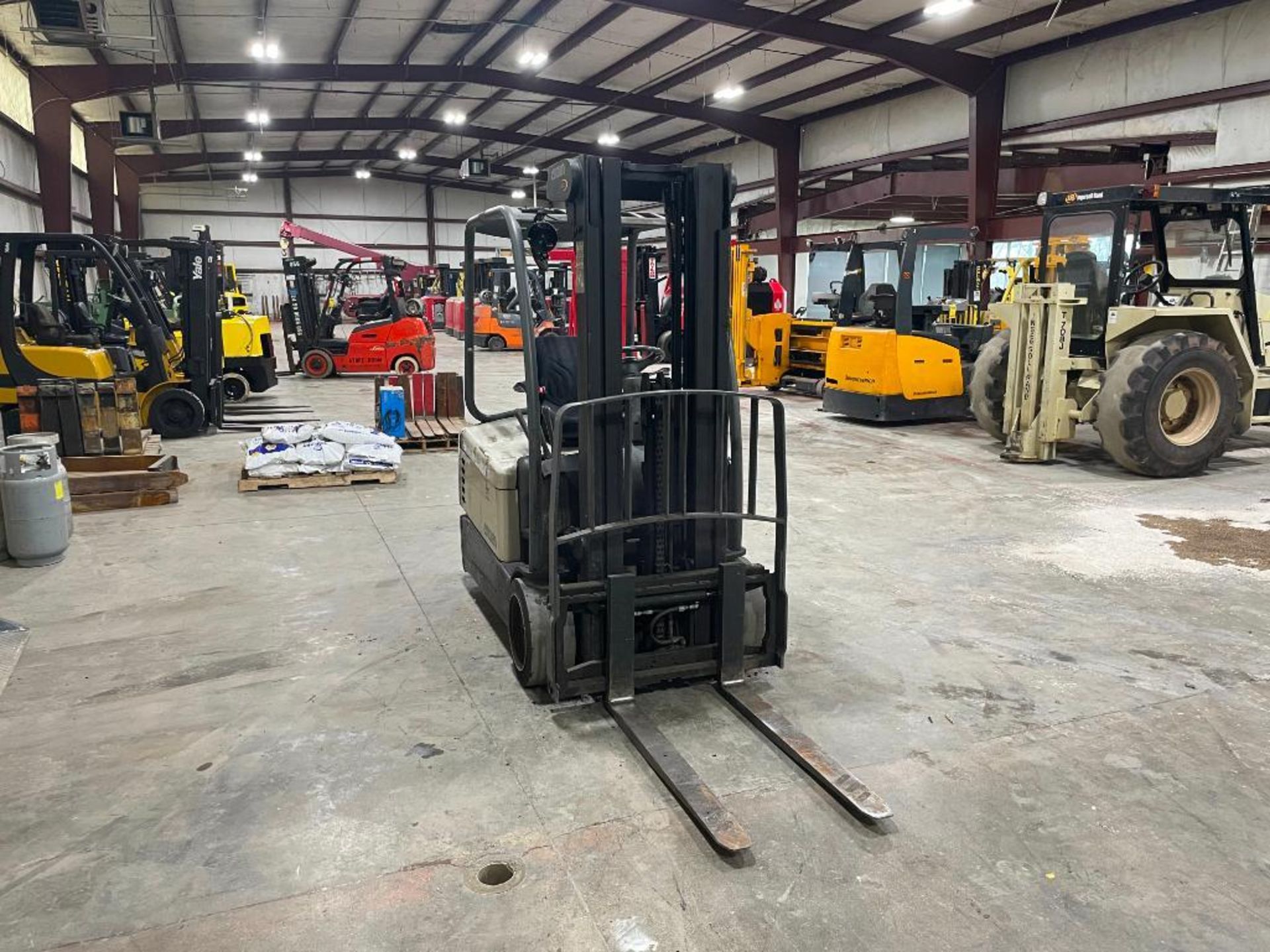 CROWN 4,500 LB. CAPACITY 3-WHEEL FORKLIFT, MODEL SC4500 SERIES, S/N 9A157562, 36-VOLT W/ BATTERY AND - Image 2 of 5