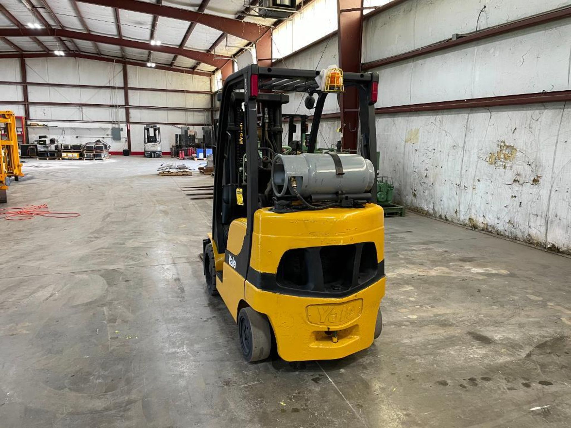 2006 YALE 5,000 LB. CAPACITY FORKLIFT, MODEL GLC050VX, S/N A910V08179D, LPG, LEVER SHIFT TRANSMISSIO - Image 4 of 6