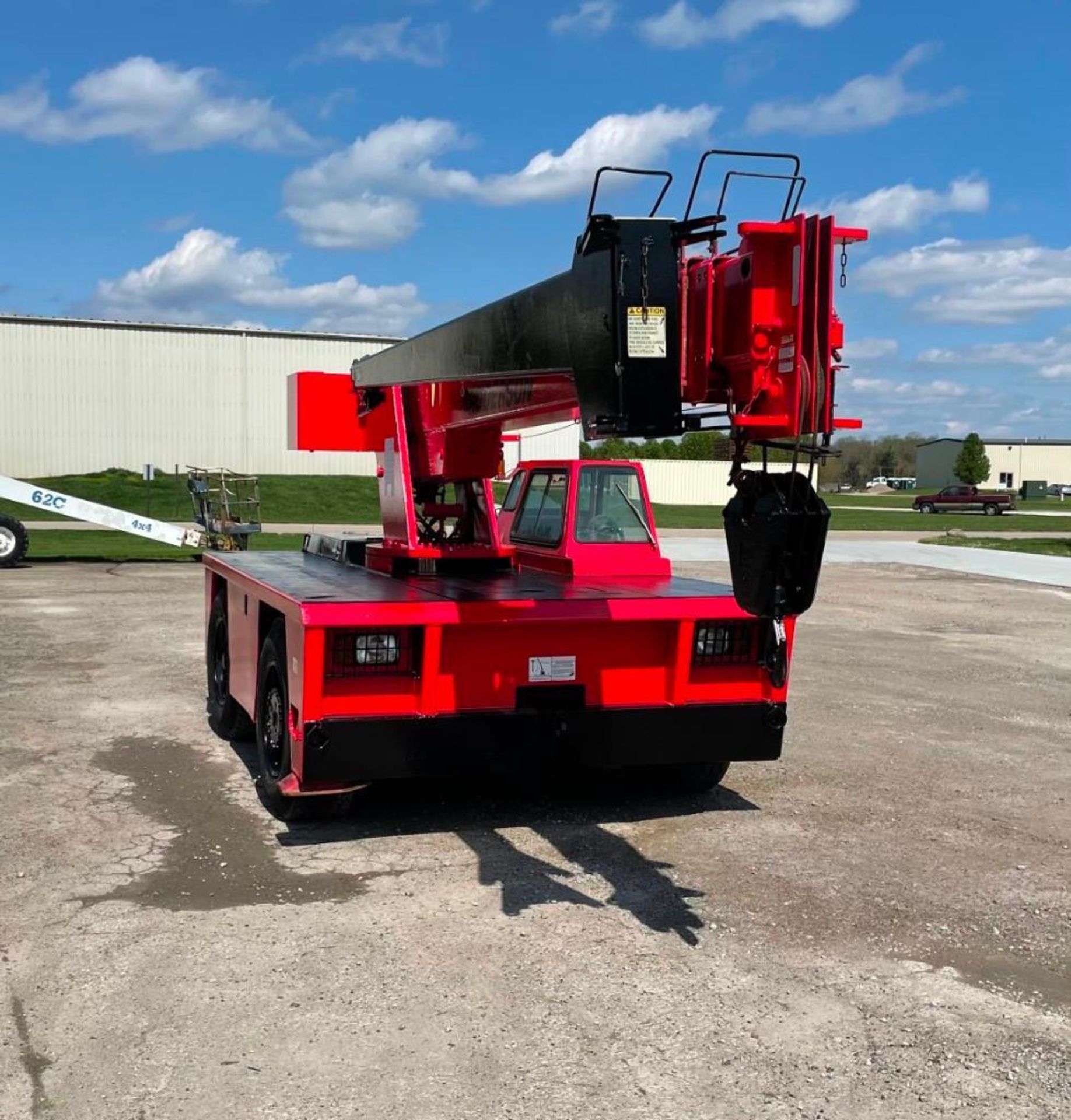 BRODERSON 15-TON CARRY DECK CRANE, MODEL IC-200-2B, S/N 69282, LPG, PNEUMATIC TIRES, W/ CAB, 4-WHEEL - Image 2 of 7