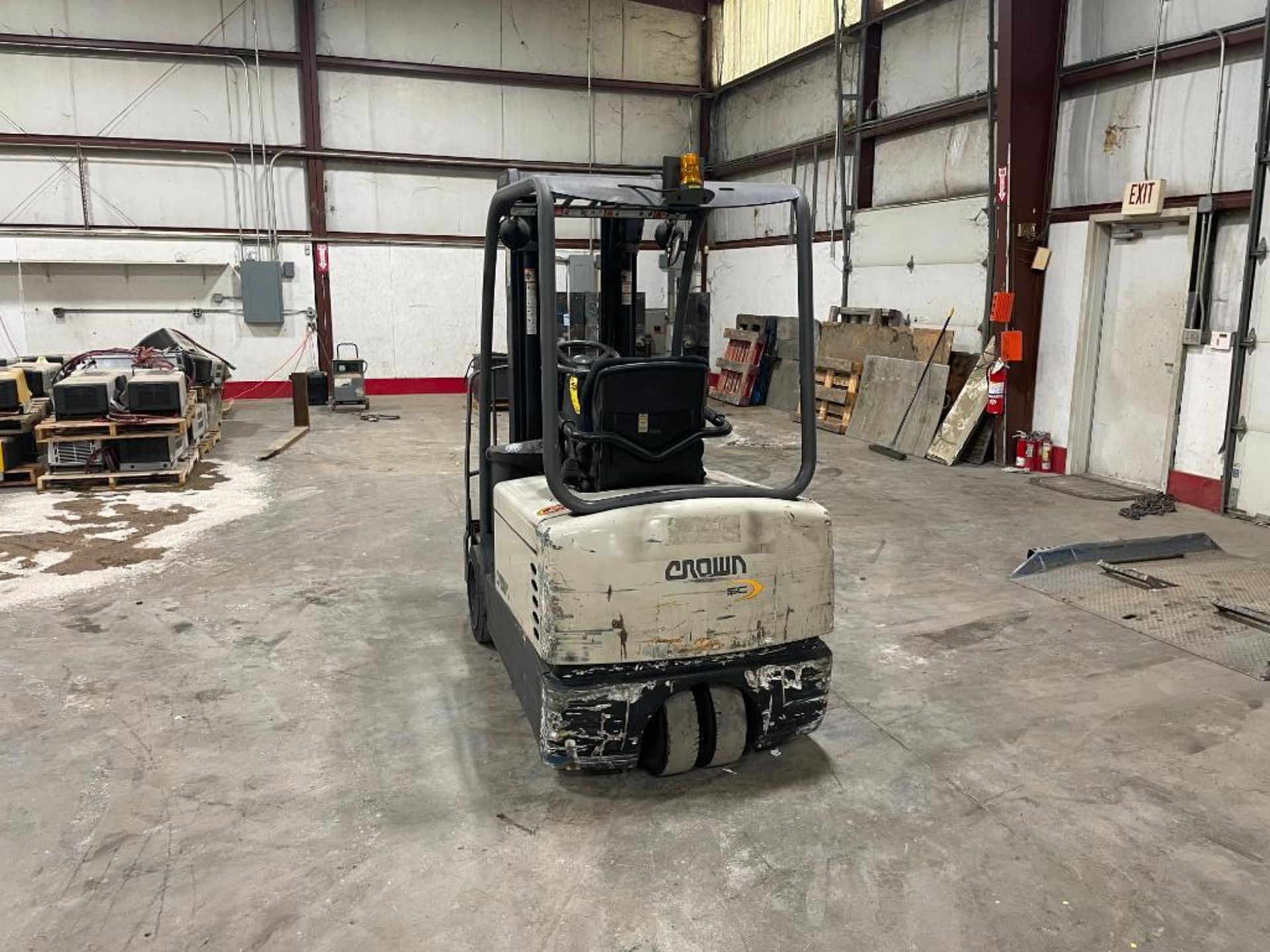 CROWN 4,500 LB. CAPACITY 3-WHEEL FORKLIFT, MODEL SC4500 SERIES, S/N 9A157562, 36-VOLT W/ BATTERY AND - Image 4 of 5