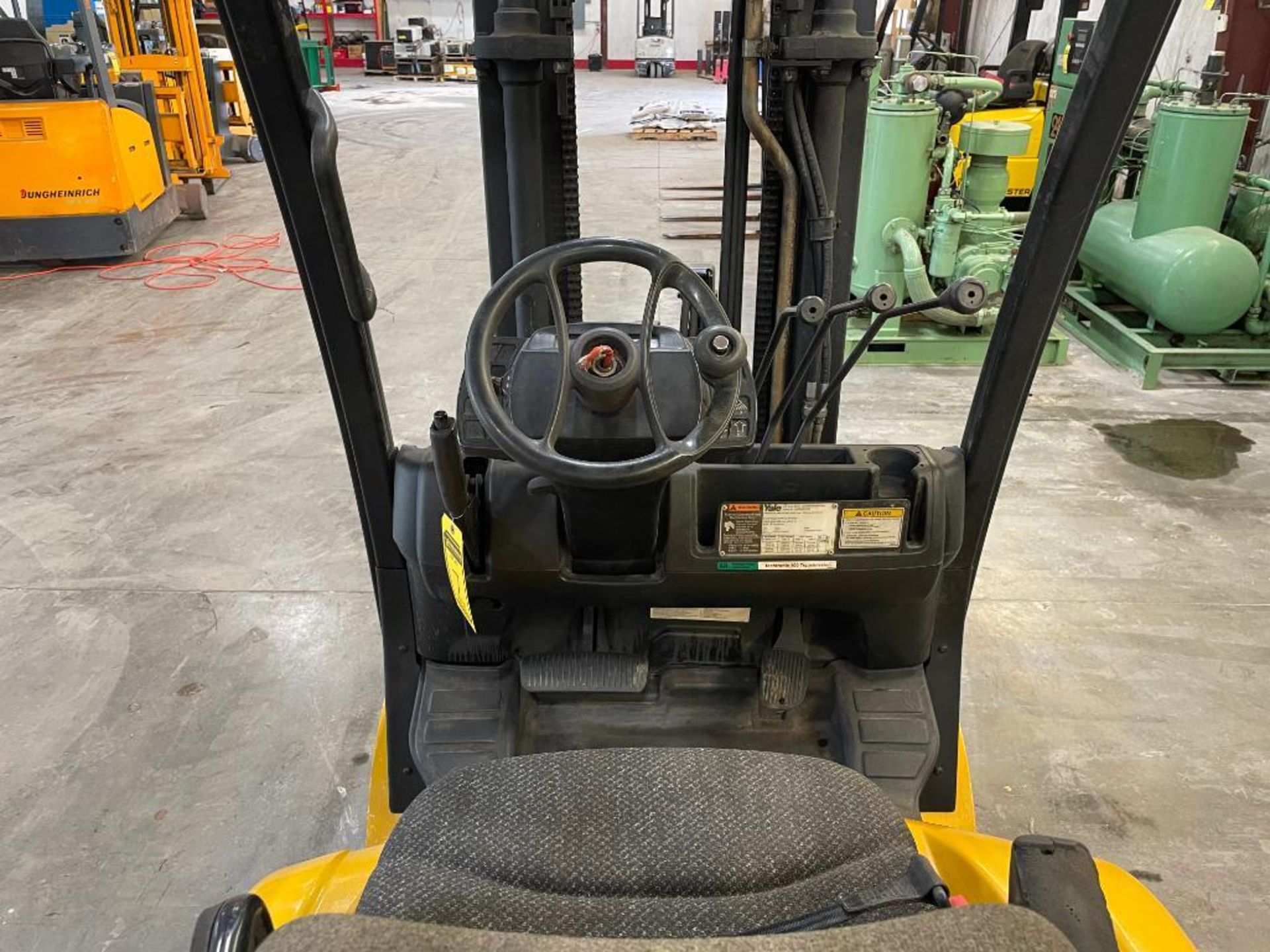 2006 YALE 5,000 LB. CAPACITY FORKLIFT, MODEL GLC050VX, S/N A910V08179D, LPG, LEVER SHIFT TRANSMISSIO - Image 5 of 6