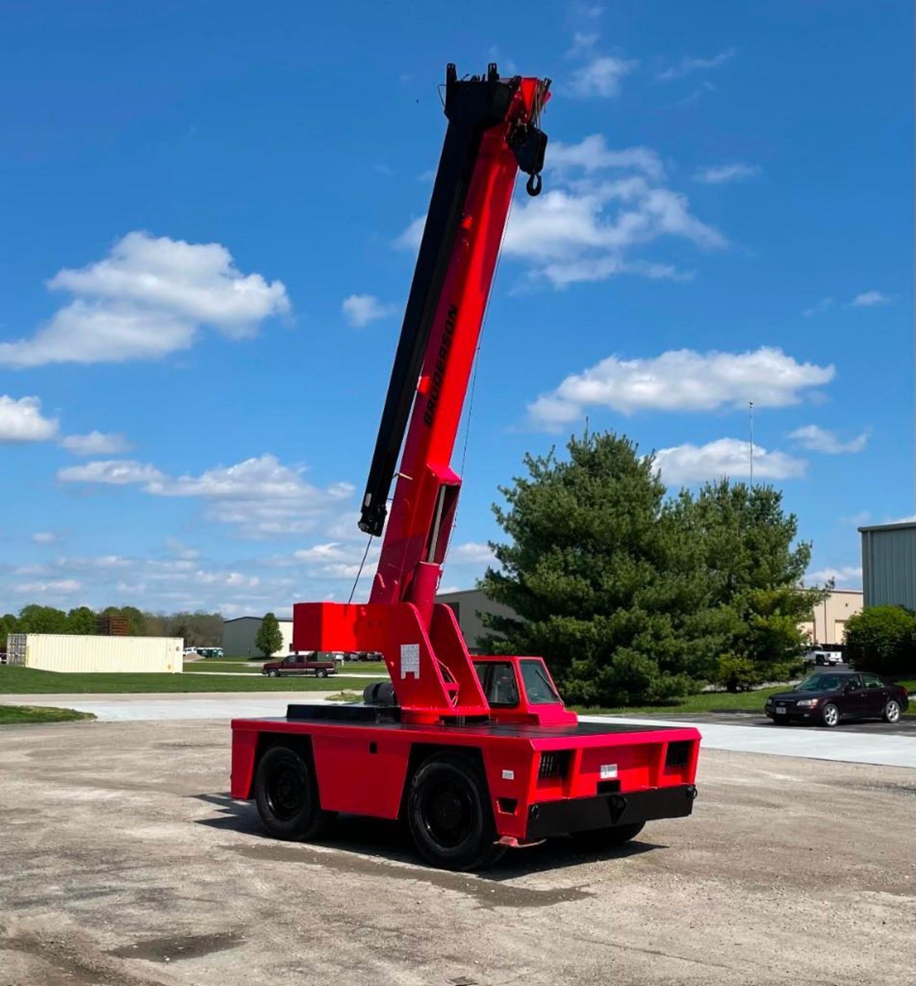 BRODERSON 15-TON CARRY DECK CRANE, MODEL IC-200-2B, S/N 69282, LPG, PNEUMATIC TIRES, W/ CAB, 4-WHEEL - Image 6 of 7