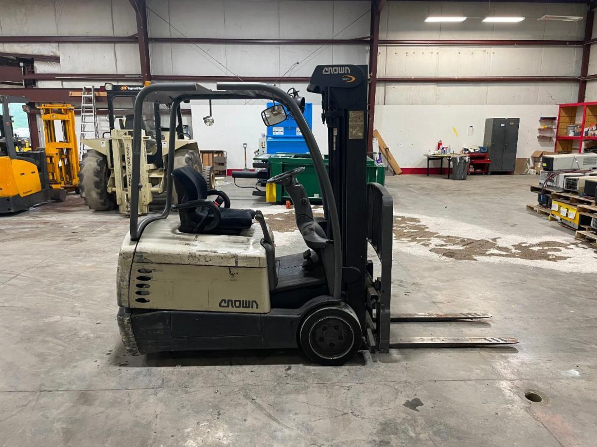 CROWN 4,500 LB. CAPACITY 3-WHEEL FORKLIFT, MODEL SC4500 SERIES, S/N 9A157562, 36-VOLT W/ BATTERY AND - Image 3 of 5