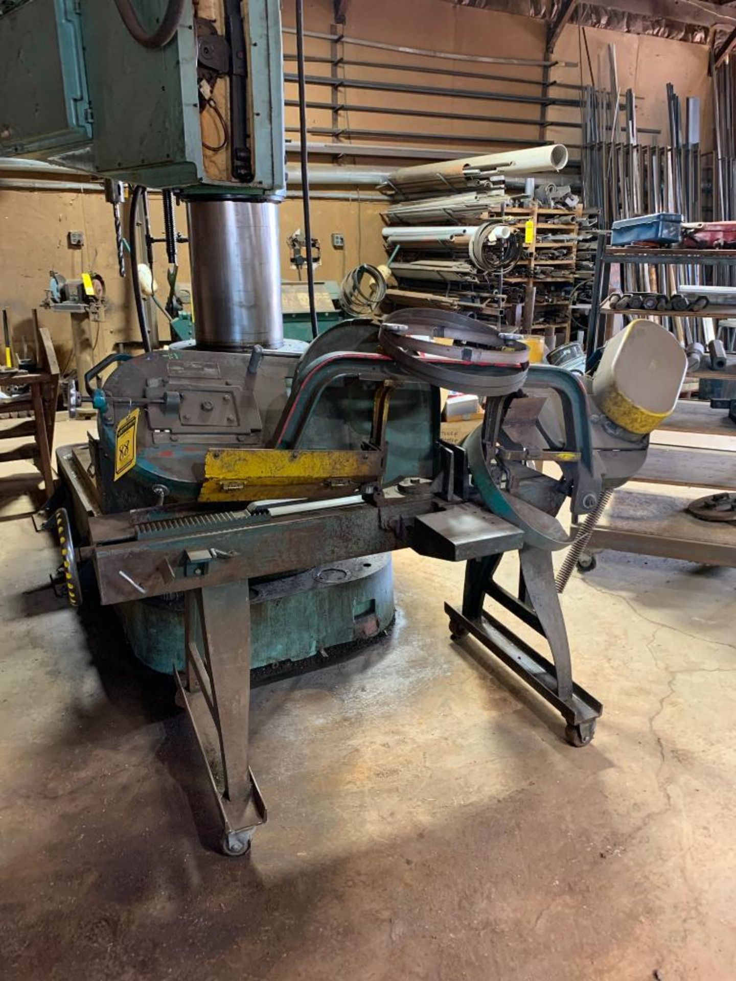 WELLSAW HORIZONTAL POWER BAND SAW, MODEL 850, S/N 2293, ADJUSTABLE GATE, MATERIAL CLAMP, ON CASTER F