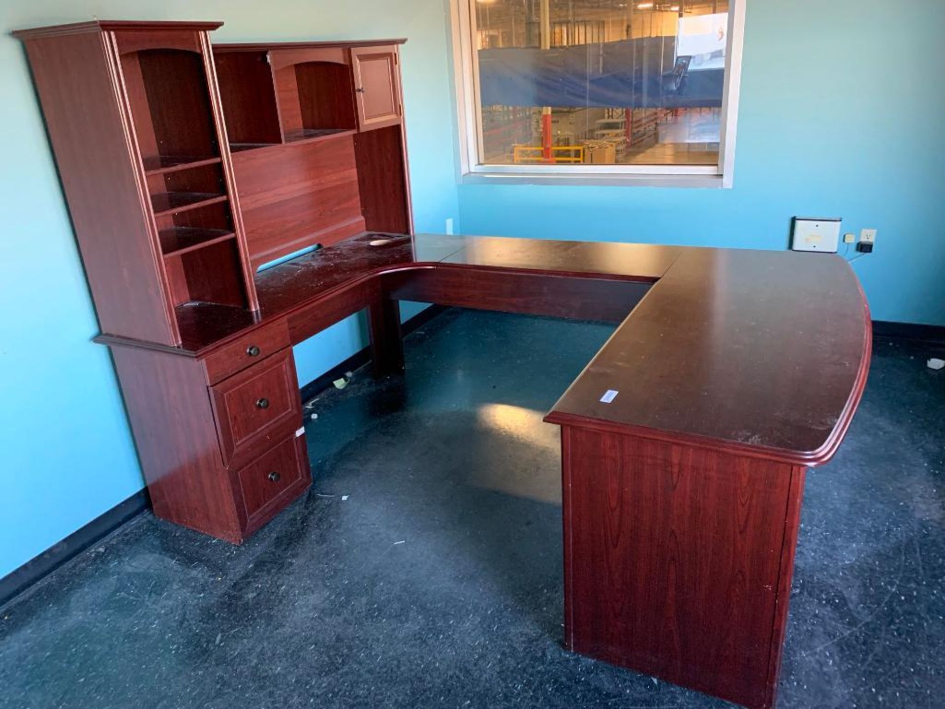 U-SHAPED DESK UNIT, SMALL CONFERENCE TABLE