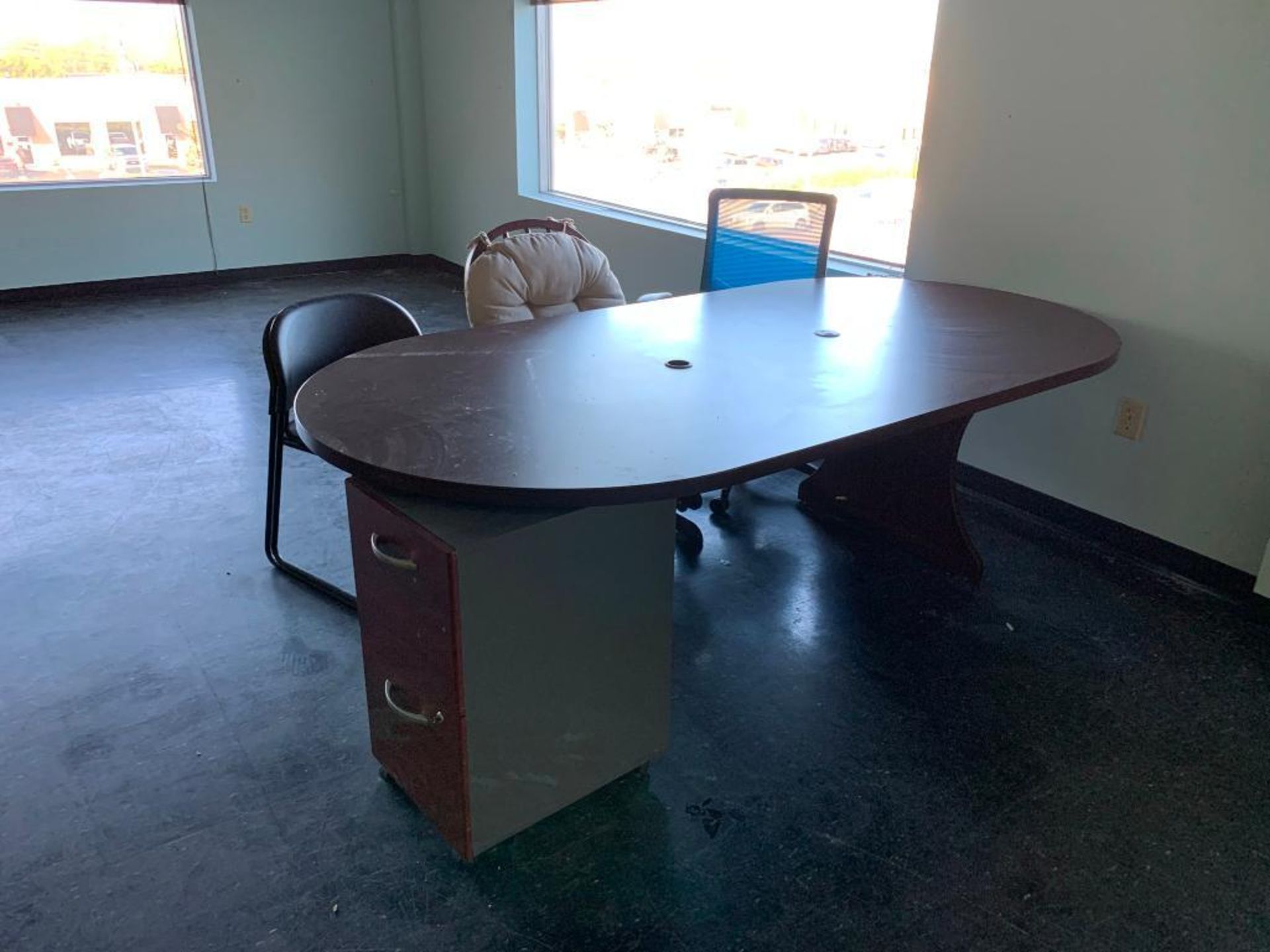 U-SHAPED DESK UNIT, SMALL CONFERENCE TABLE - Image 3 of 3