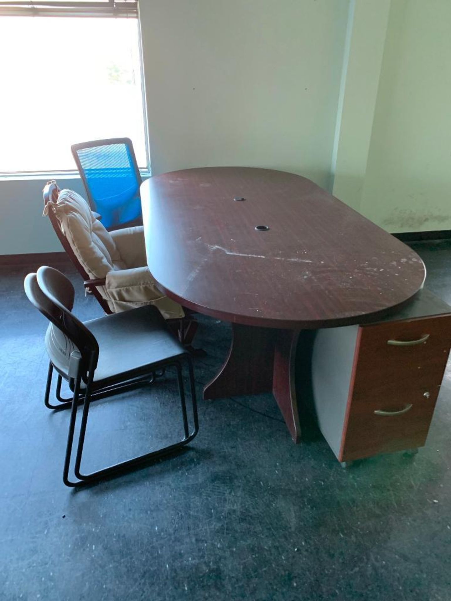U-SHAPED DESK UNIT, SMALL CONFERENCE TABLE - Image 2 of 3