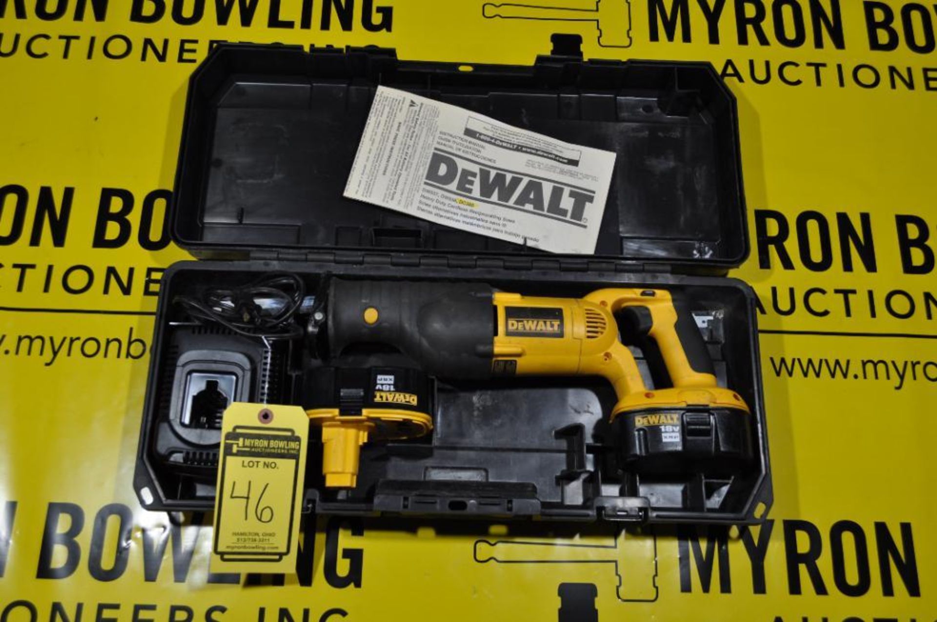 DEWALT 18V DC385 VARIABLE SPEED RECIPROCATING SAW, W/ CHARGER, (2) BATTERIES & CASE