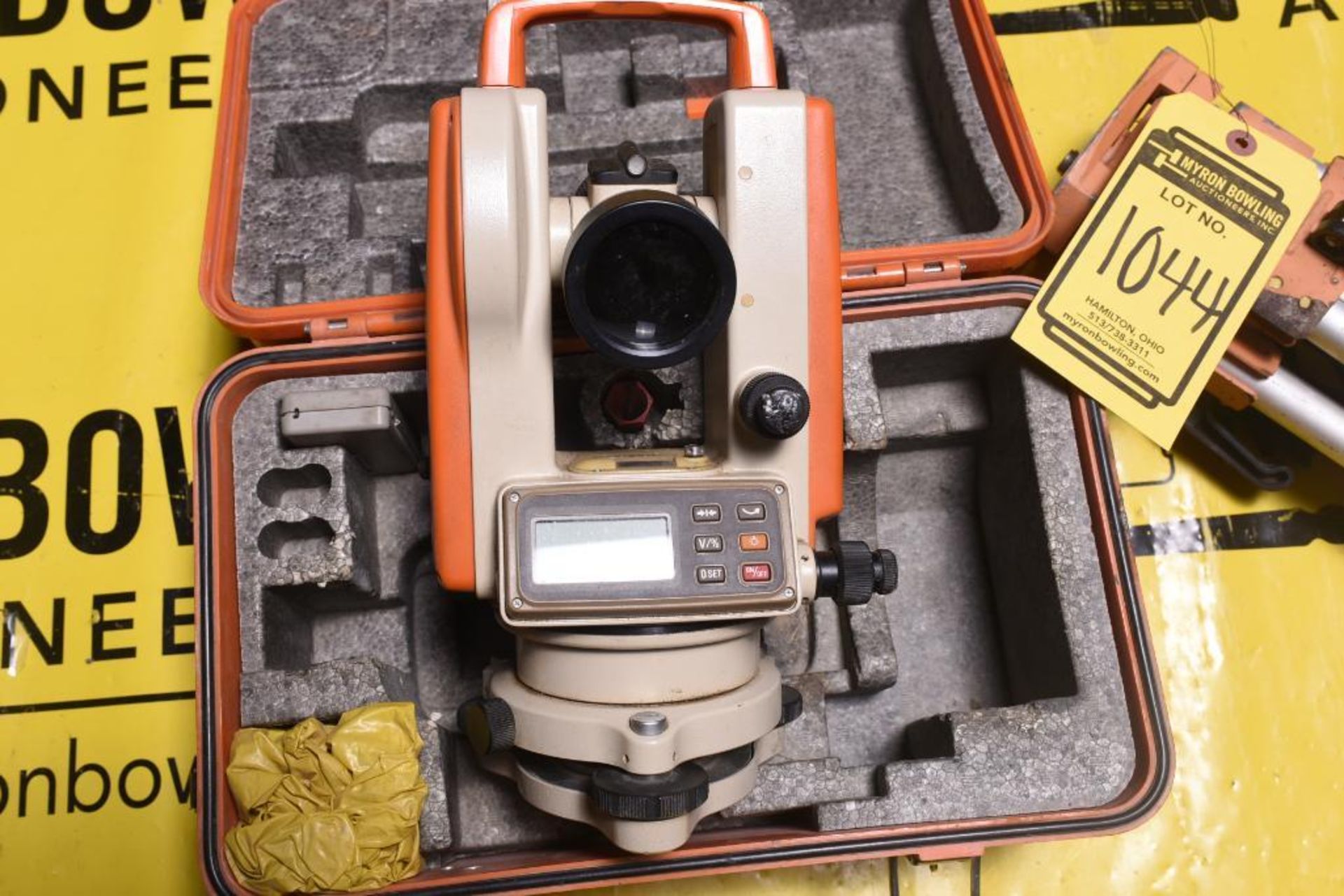 LEICA TYPE T100 TOTAL STATION BUILDER LEVEL, W/ TRIPOD - Image 2 of 3