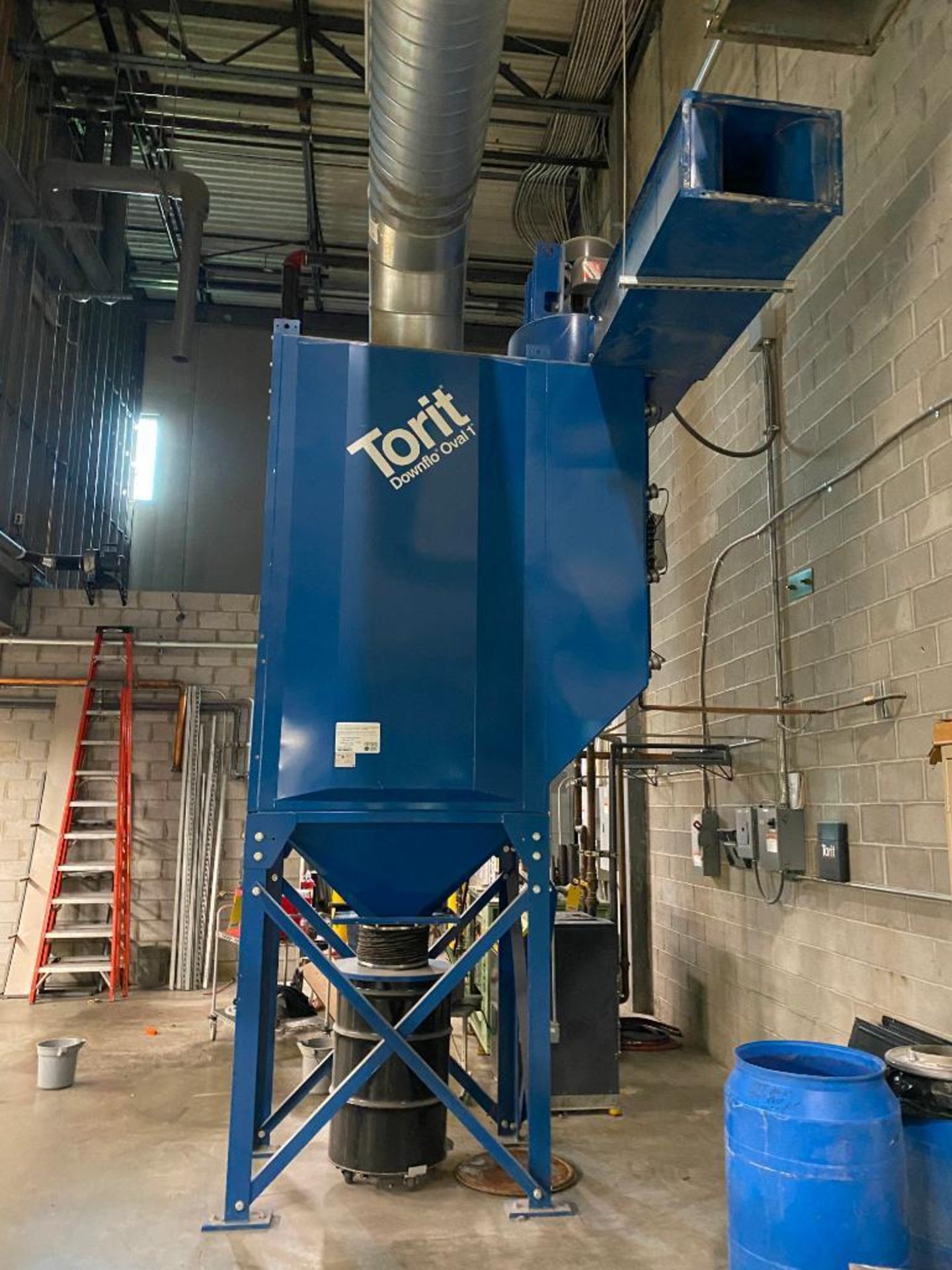 TORIT DOWN FLOW OVAL 1 DUST COLLECTOR, MODEL DF 04-16, S/N IG682851-001, 30 HP, 3-PH, 230/460, 3,450 - Image 2 of 5