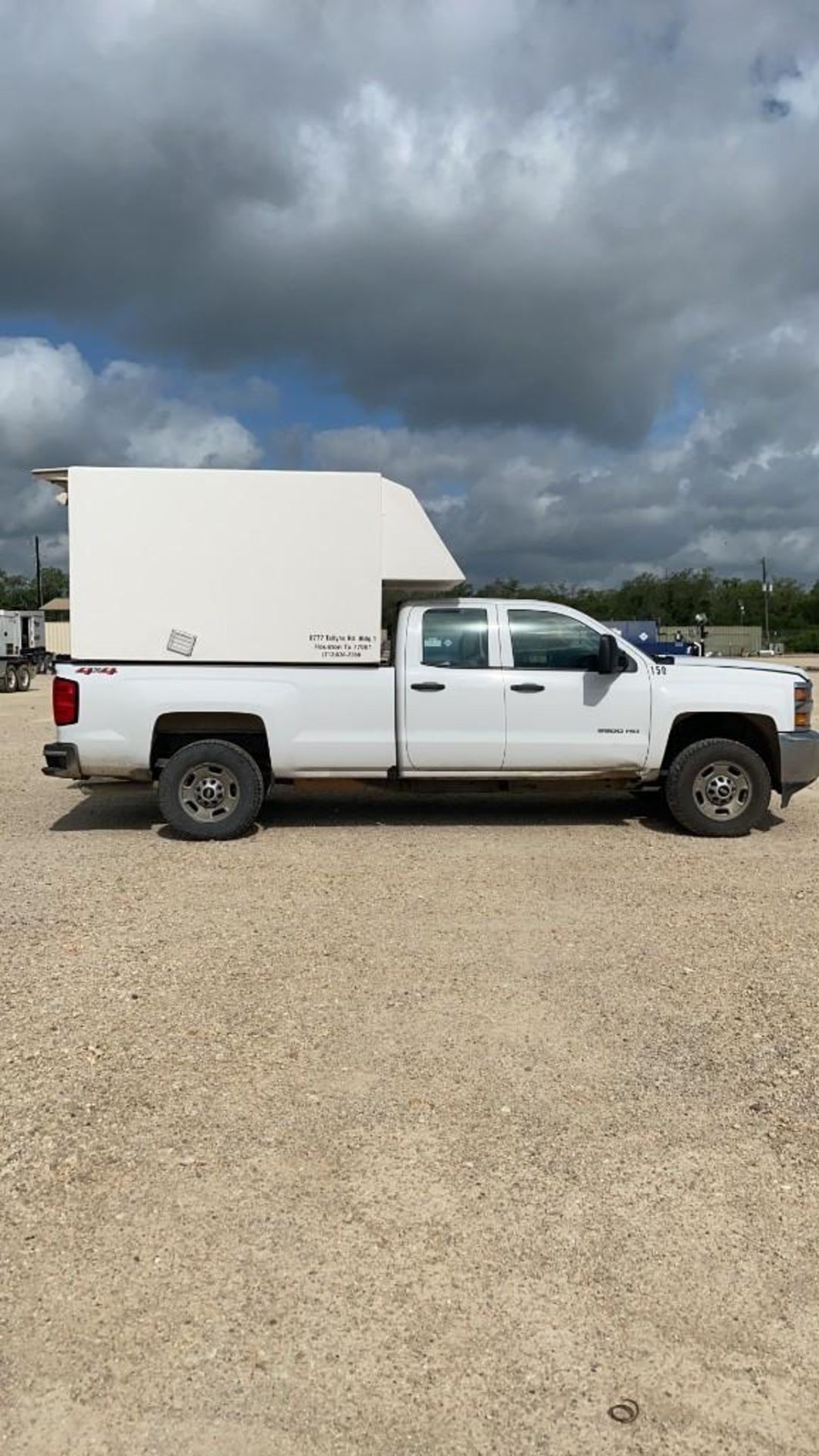 2018 CHEVY 2500 HD PICKUP TRUCK, 4WD, GASOLINE POWERED, 8' BED, 96,959 MILES, DARKROOM NOT INCLUDED - Image 4 of 8