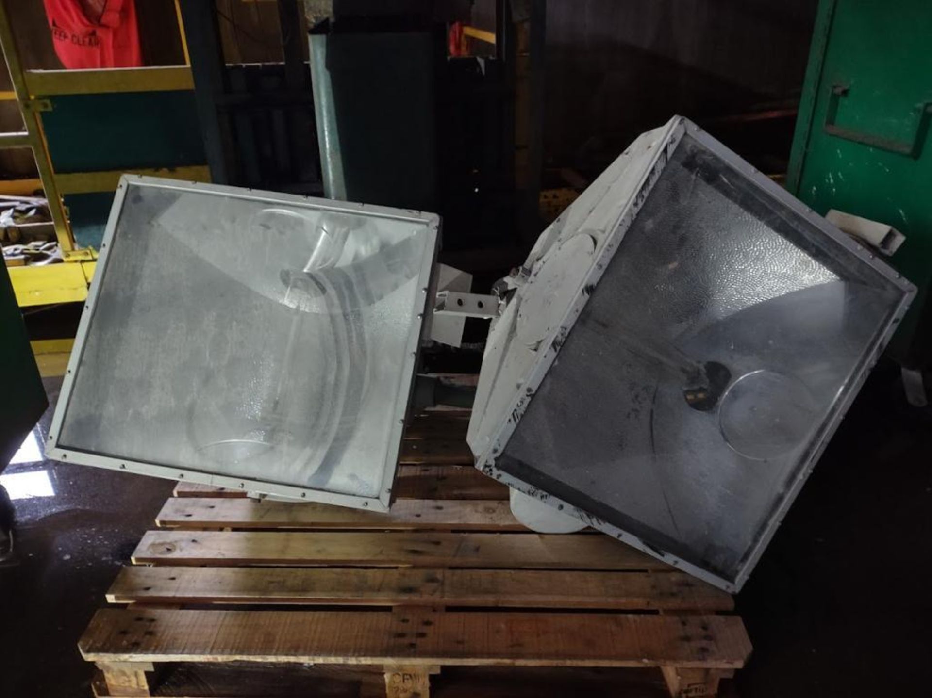 PALLET OF LARGE INDUSTRIAL LIGHTS (2) TLS-1000-A WRP HIT # 1801