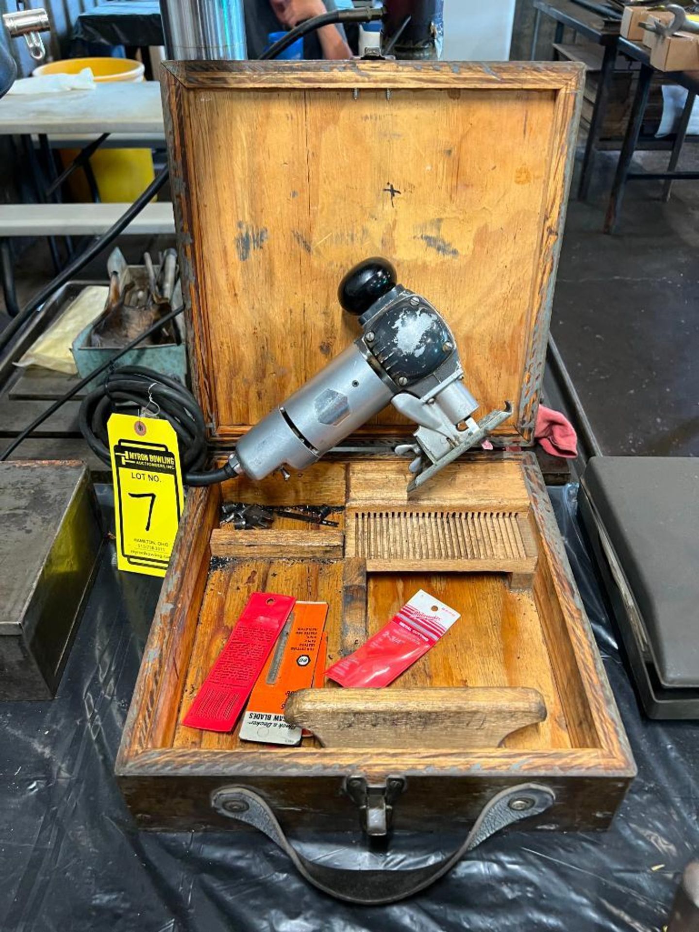 B&D JIG SAW, W/ WOOD CASE, 120 V