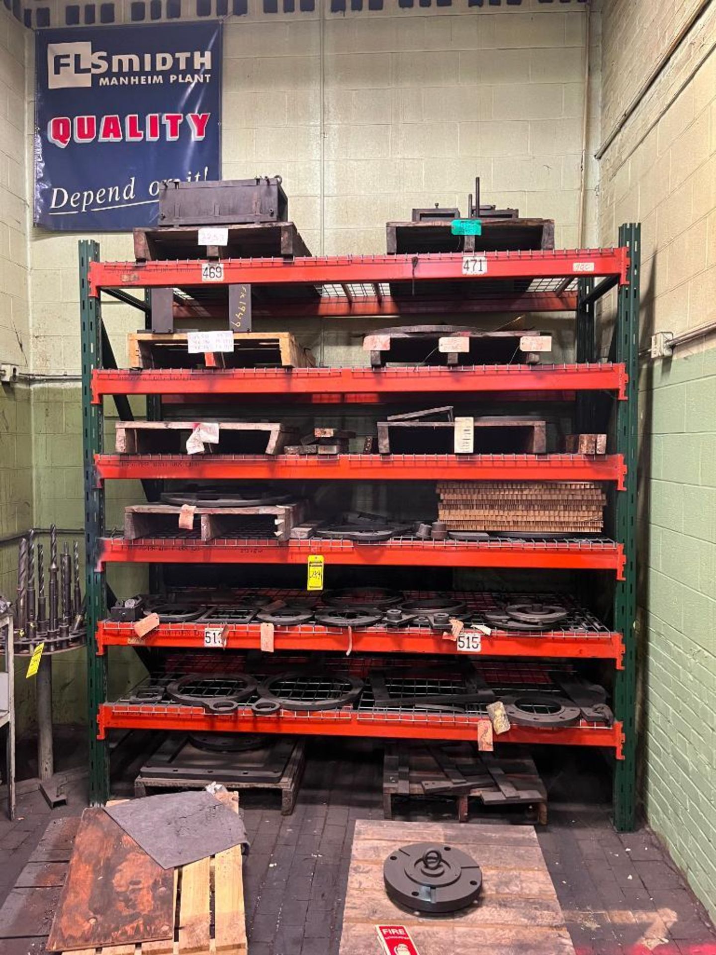 (1) BAY OF GRAVITY LOCK PALLET RACK & CONTENT OF ASSORTED MACHINING FIXTURES