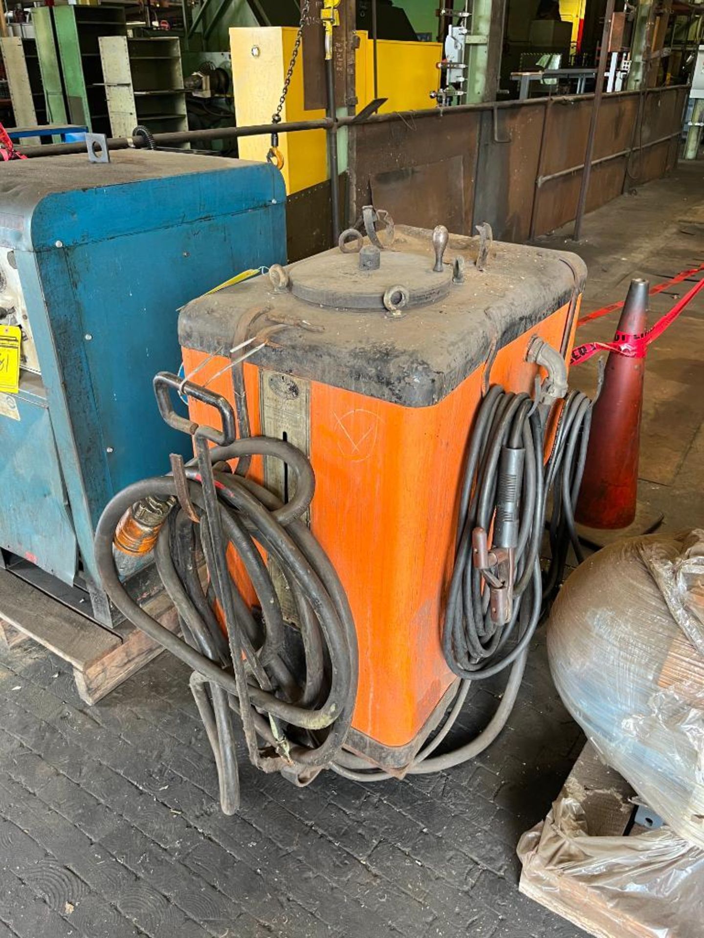 WILSON BUMBLEBEE ARC WELDING TRANSFORMER, MODEL 300-1501, S/N 553-645, 480V, 3-PH, ON CART W/ GROUND