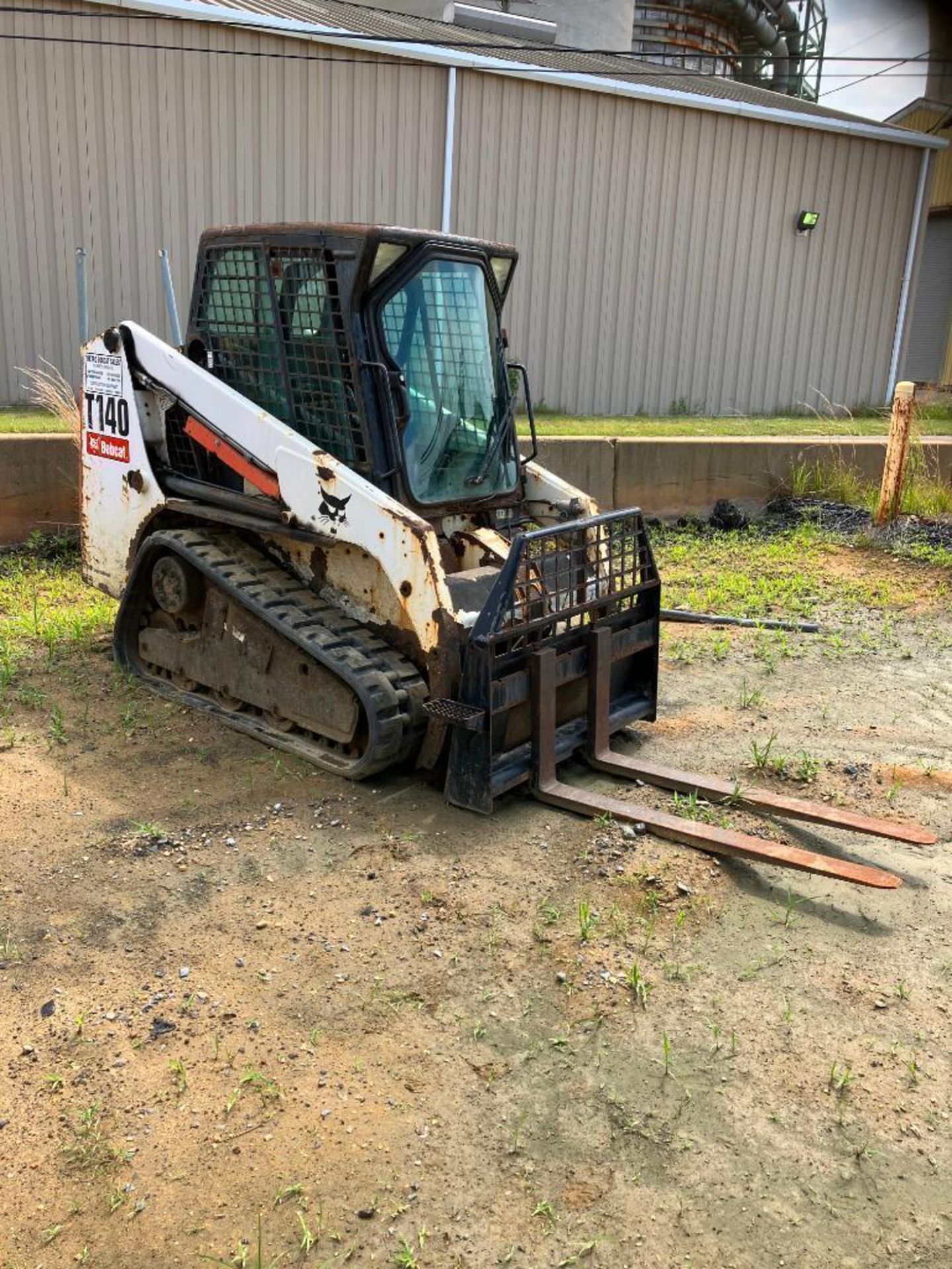 BOBCAT T40 RUBBER TRACK SKID STEER LOADER, W/ FORK ATTACHMENT, CLIMATE CAB, PIN 529311615 - Image 4 of 11