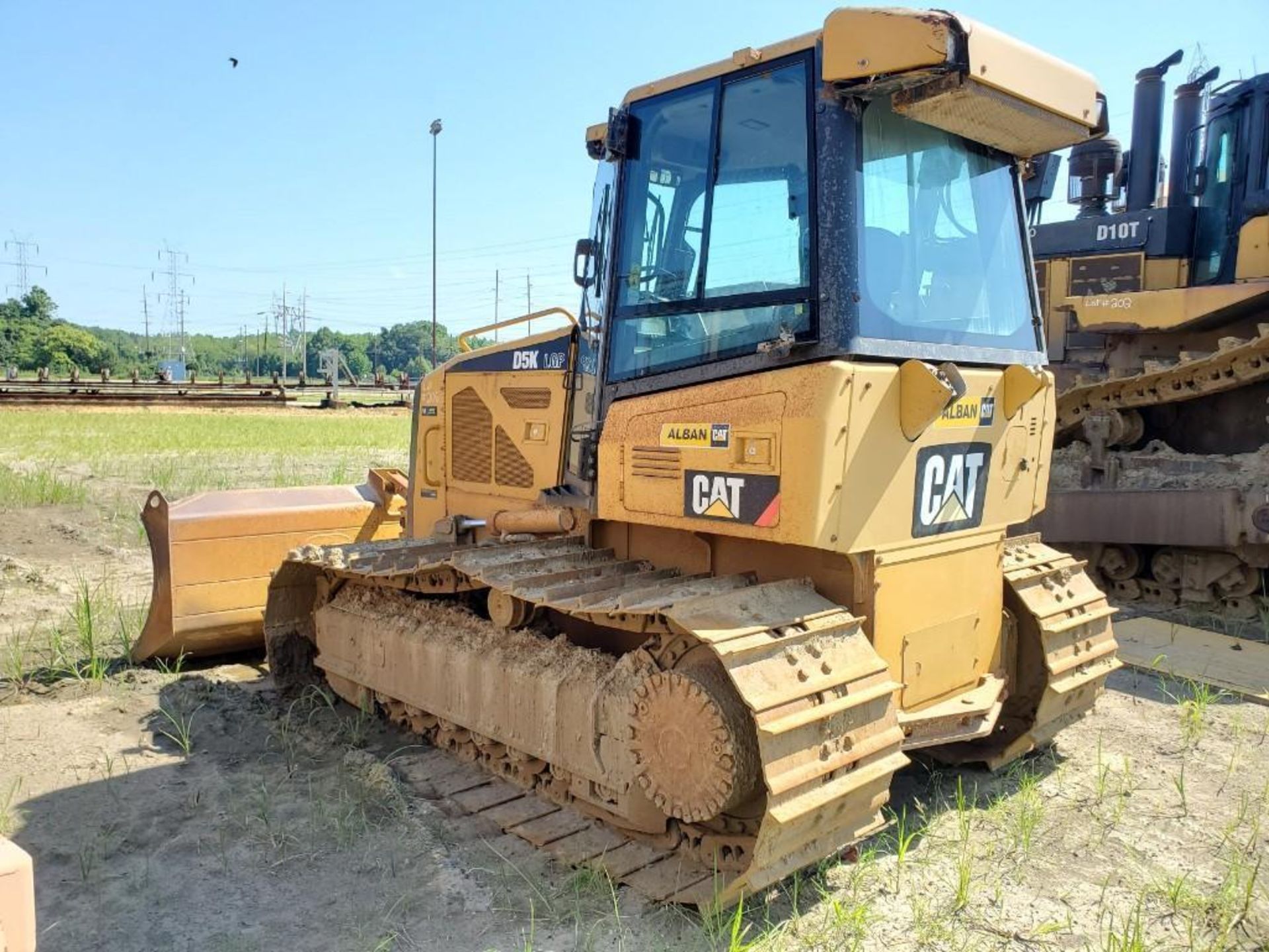 CATERPILLAR D5K LGP BULLDOZER, CLIMATE CAB, DUAL JOYSTICK CONTROLS, PIN CAT00D5KKYYY00781 - Image 5 of 14