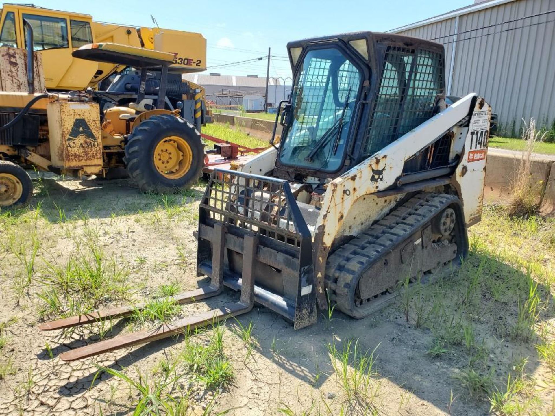 BOBCAT T40 RUBBER TRACK SKID STEER LOADER, W/ FORK ATTACHMENT, CLIMATE CAB, PIN 529311615 - Image 3 of 11