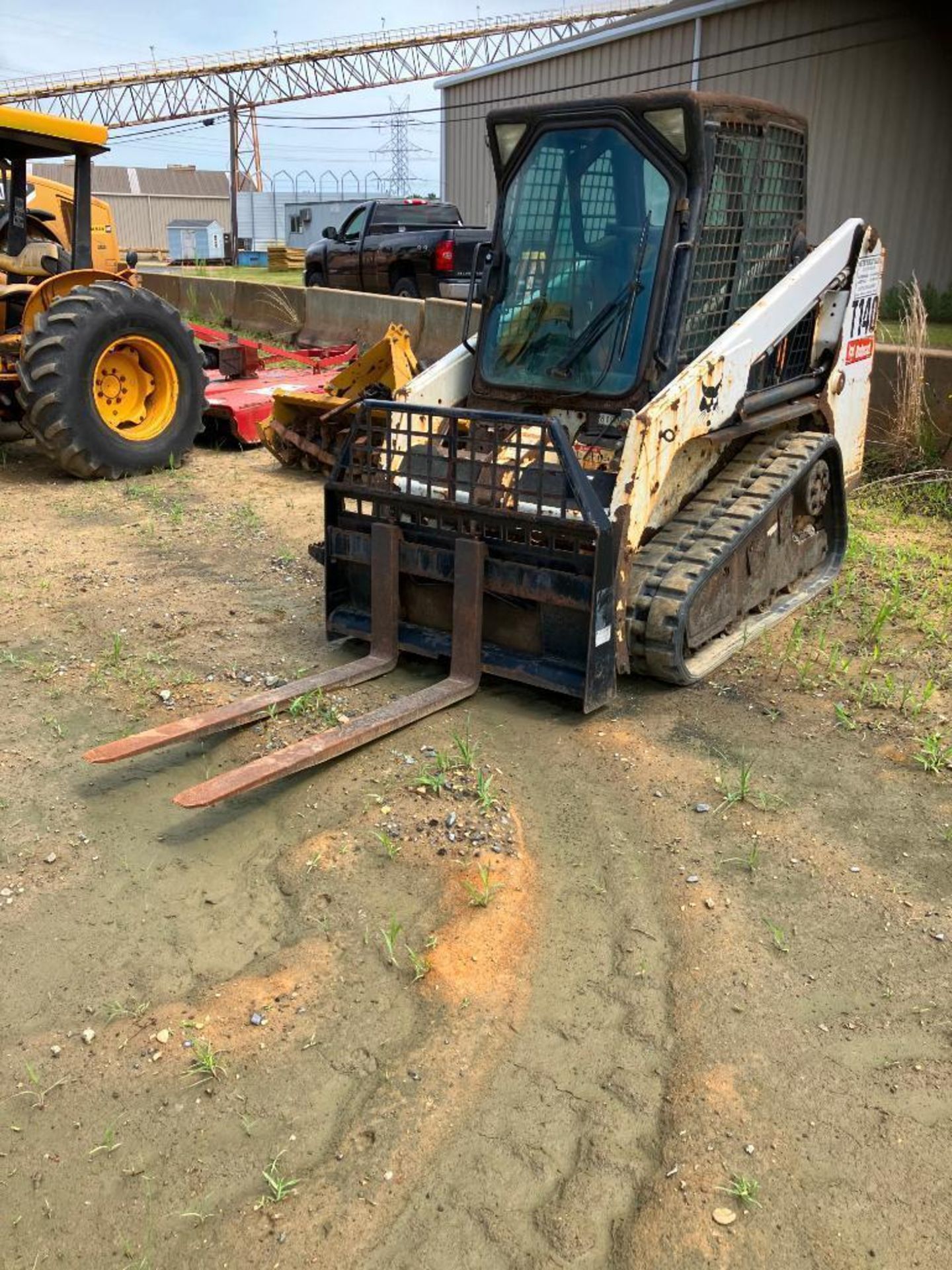 BOBCAT T40 RUBBER TRACK SKID STEER LOADER, W/ FORK ATTACHMENT, CLIMATE CAB, PIN 529311615 - Image 5 of 11