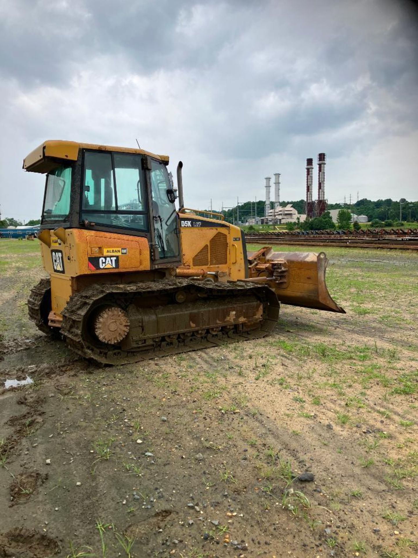 CATERPILLAR D5K LGP BULLDOZER, CLIMATE CAB, DUAL JOYSTICK CONTROLS, PIN CAT00D5KKYYY00781 - Image 10 of 14