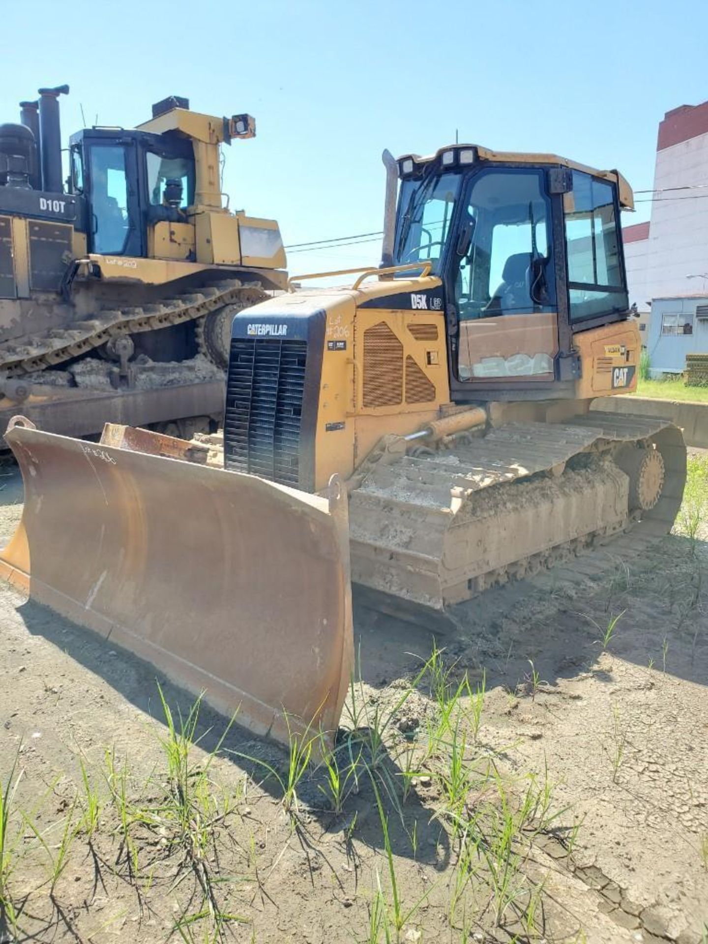 CATERPILLAR D5K LGP BULLDOZER, CLIMATE CAB, DUAL JOYSTICK CONTROLS, PIN CAT00D5KKYYY00781 - Image 6 of 14