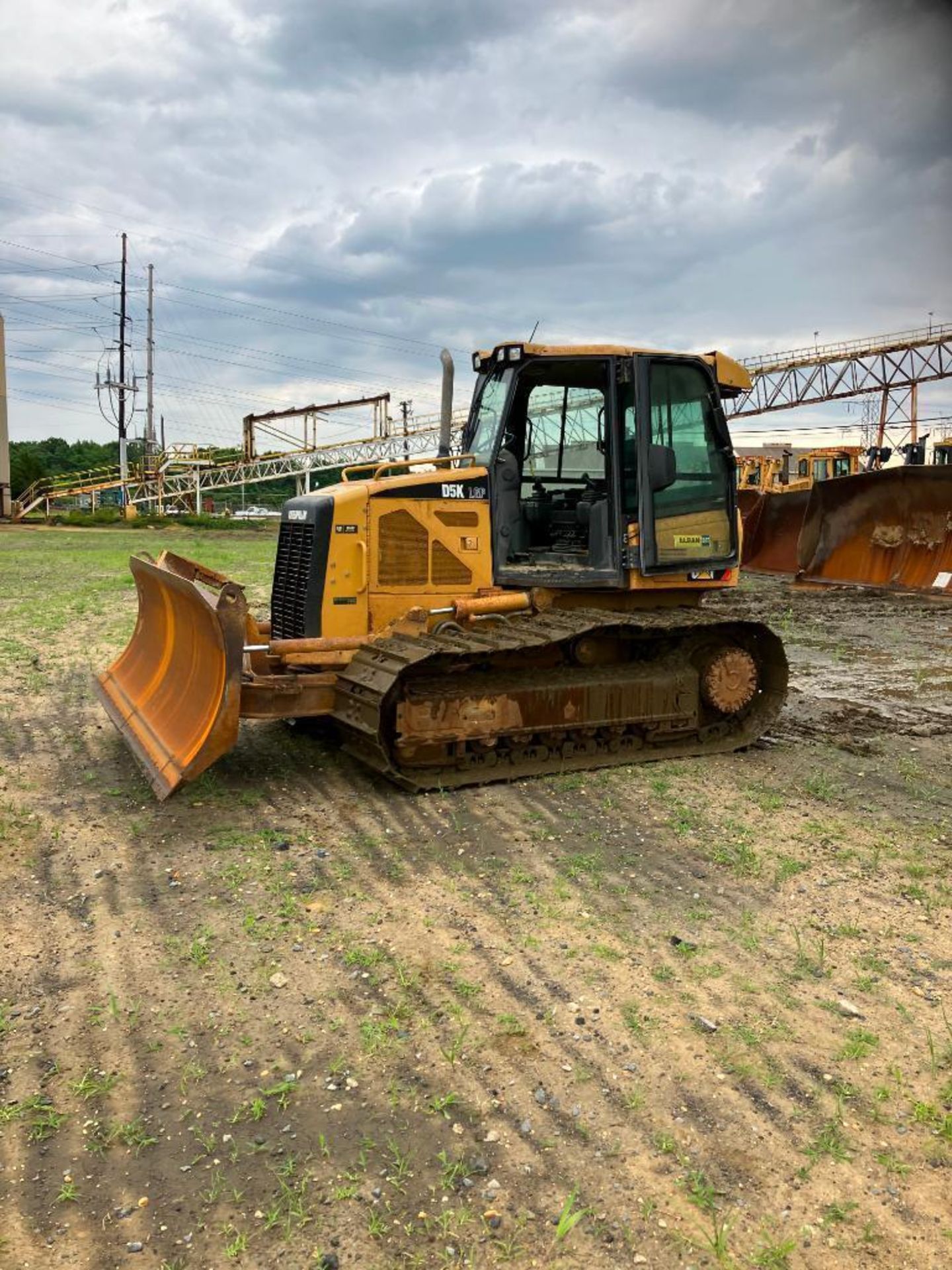 CATERPILLAR D5K LGP BULLDOZER, CLIMATE CAB, DUAL JOYSTICK CONTROLS, PIN CAT00D5KKYYY00781 - Image 7 of 14