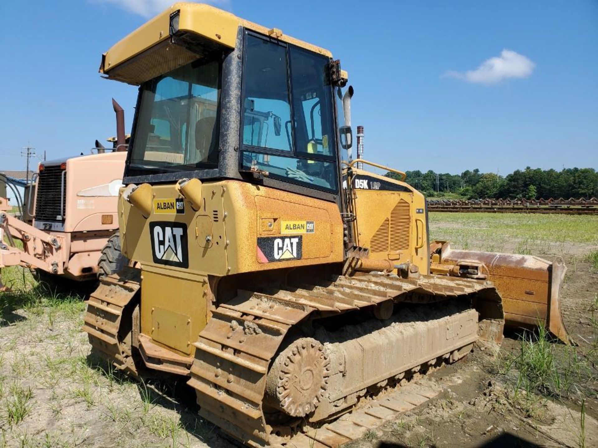 CATERPILLAR D5K LGP BULLDOZER, CLIMATE CAB, DUAL JOYSTICK CONTROLS, PIN CAT00D5KKYYY00781 - Image 3 of 14