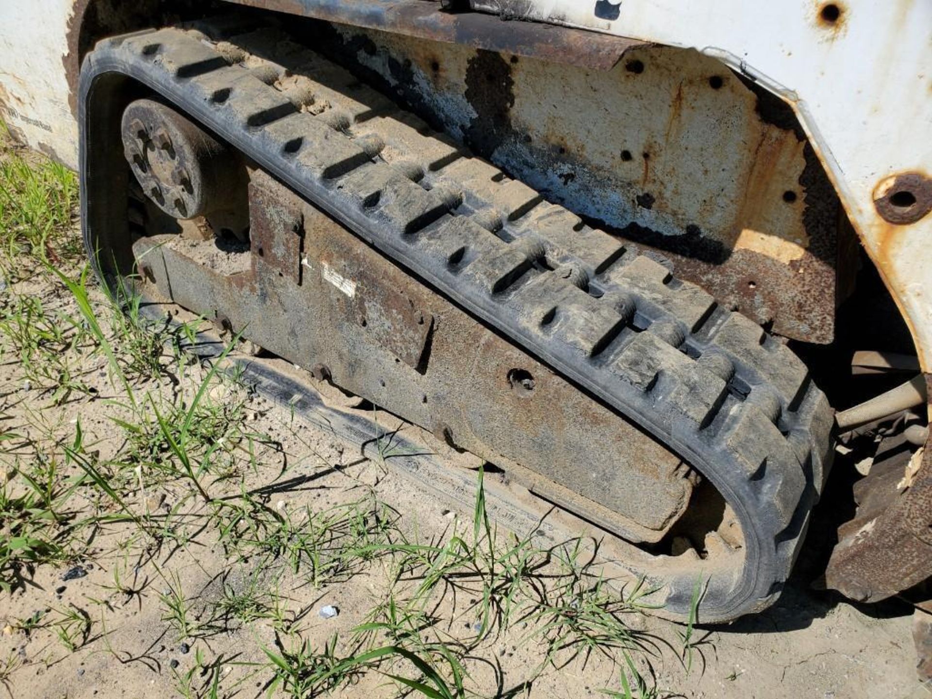 BOBCAT T40 RUBBER TRACK SKID STEER LOADER, W/ FORK ATTACHMENT, CLIMATE CAB, PIN 529311615 - Image 7 of 11