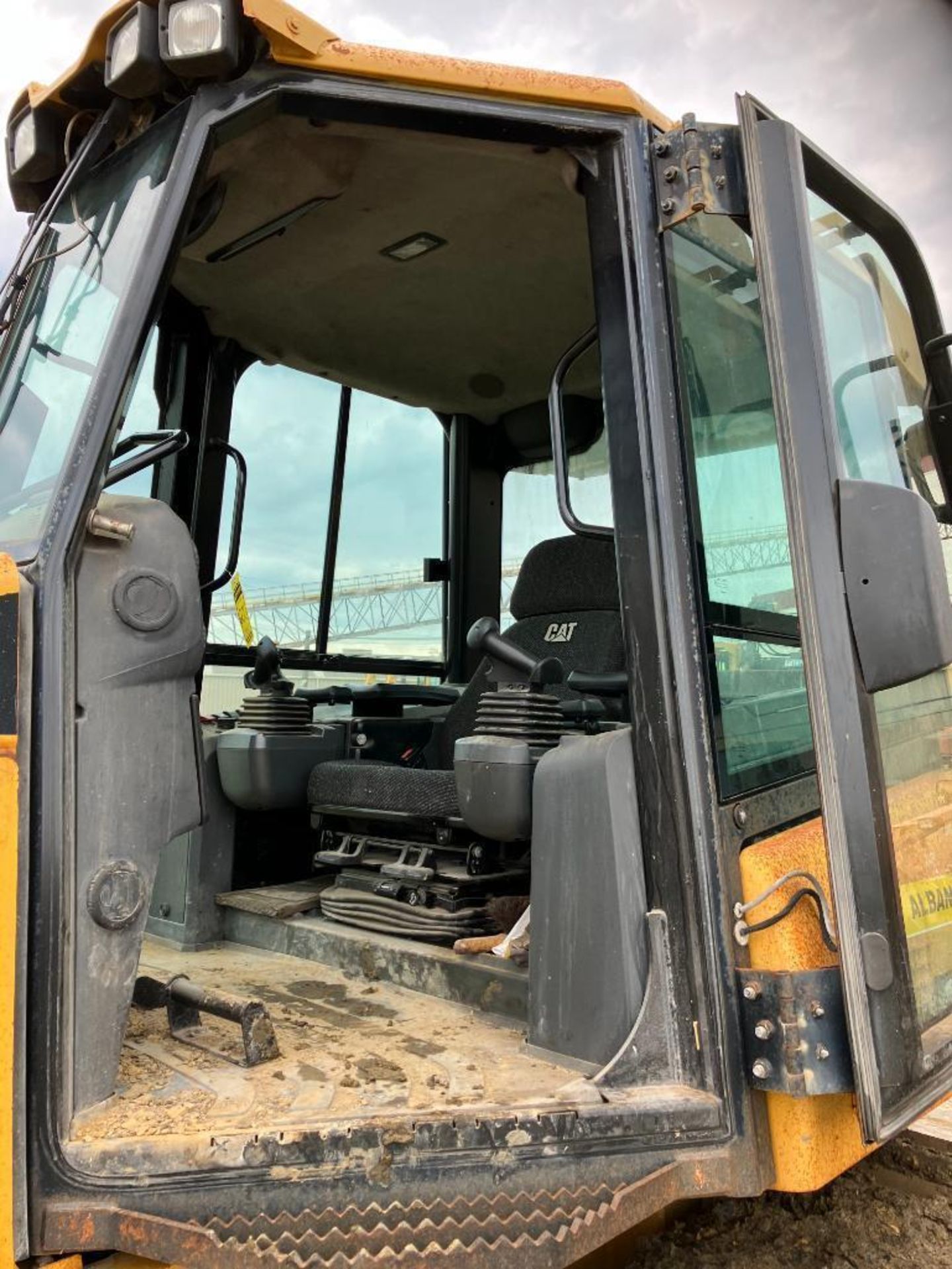 CATERPILLAR D5K LGP BULLDOZER, CLIMATE CAB, DUAL JOYSTICK CONTROLS, PIN CAT00D5KKYYY00781 - Image 11 of 14