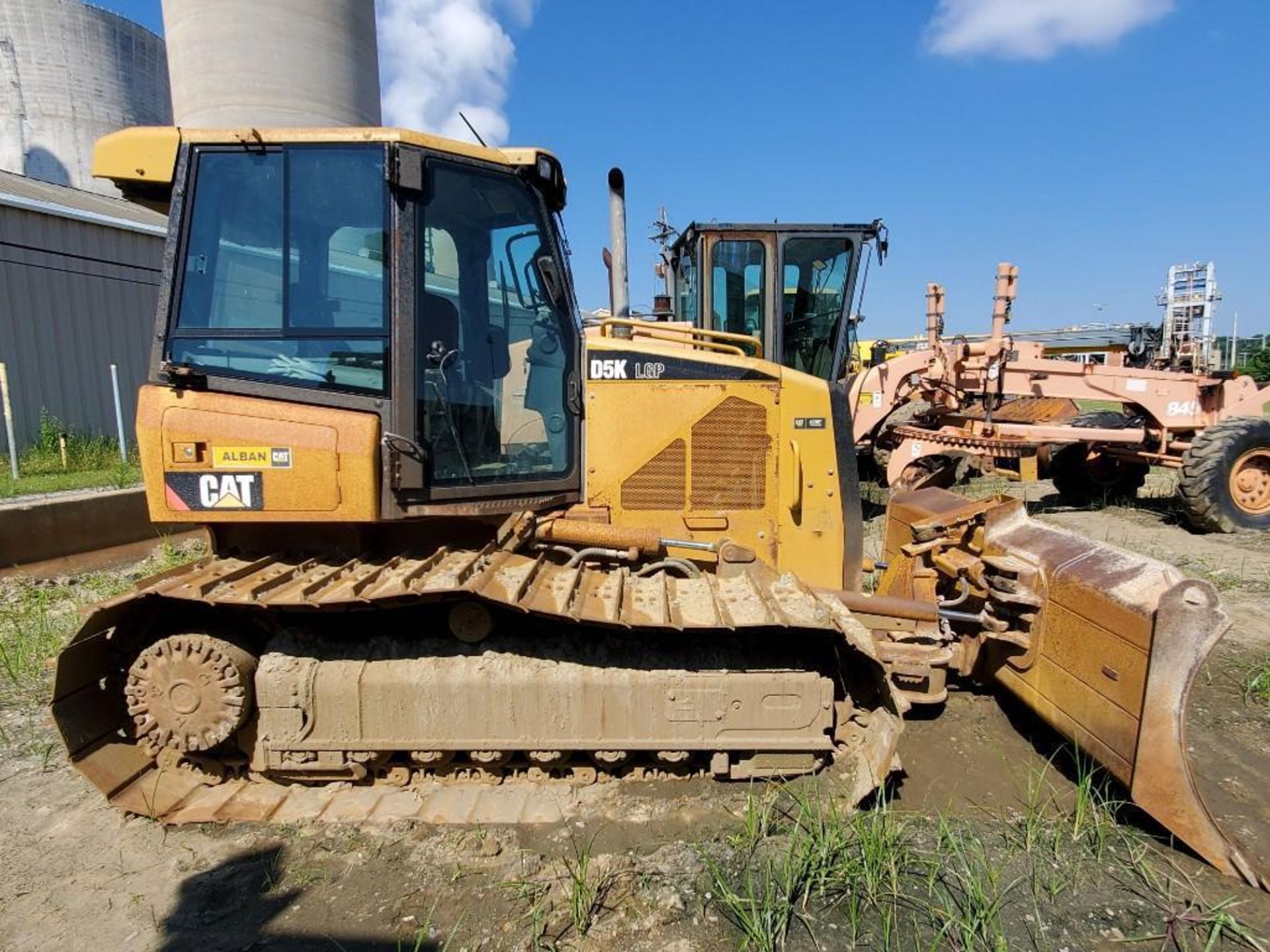 CATERPILLAR D5K LGP BULLDOZER, CLIMATE CAB, DUAL JOYSTICK CONTROLS, PIN CAT00D5KKYYY00781 - Image 2 of 14