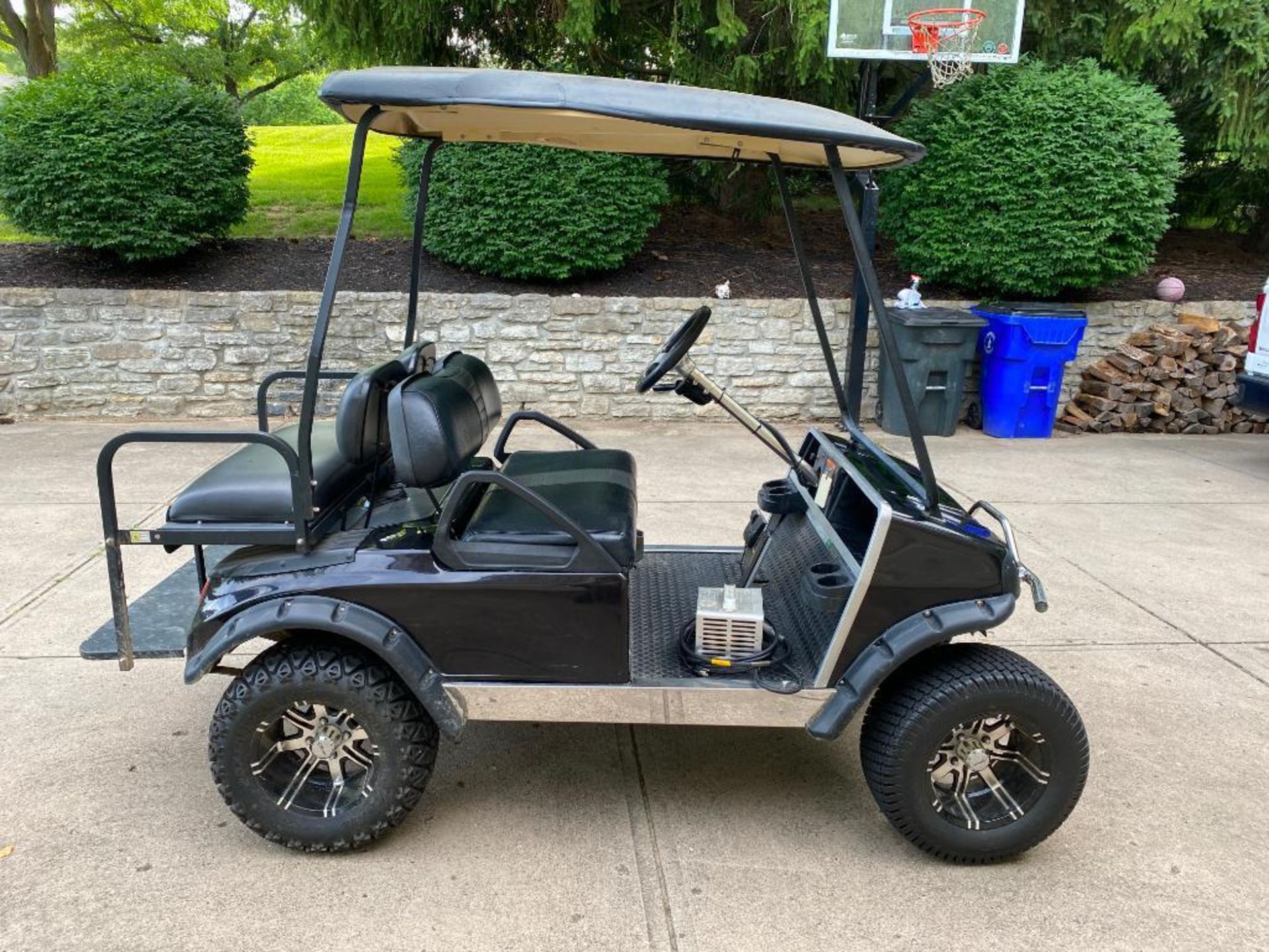 CLUB CAR ELECTRIC GOLF CART, BATTERIES LESS THAN A YEAR OLD, 48V, ALL SPORTS LIFT KIT, AFTERMARKET W - Image 3 of 6