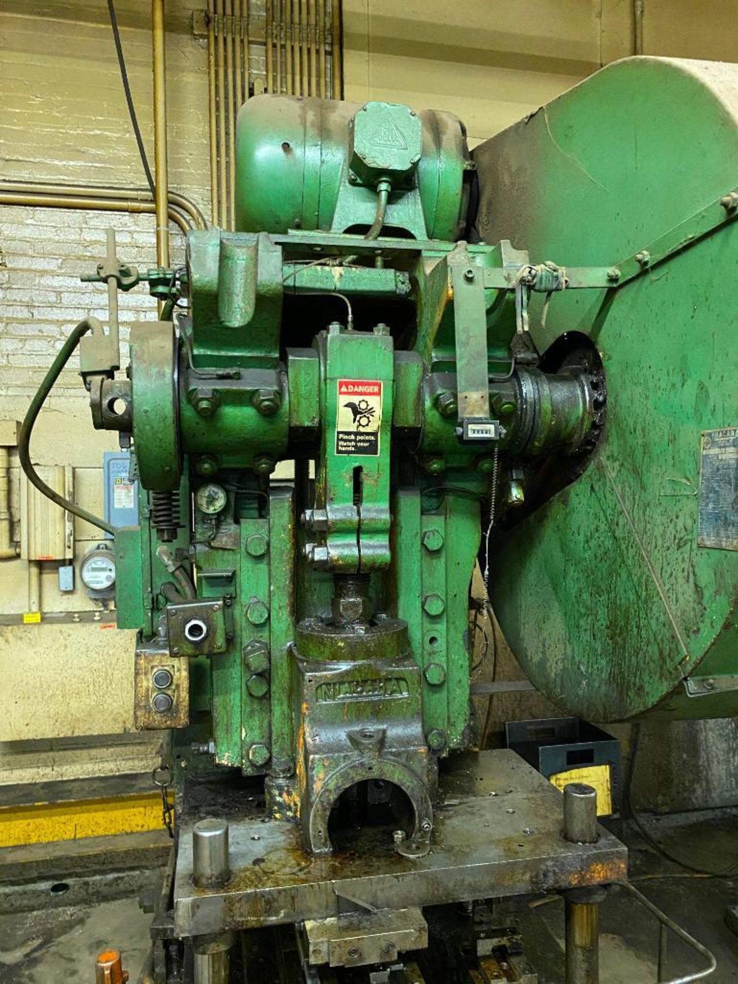 NIAGARA 60-TON OBI STAMPING PRESS, SINGLE CRANK, MODEL A3-1/2, 2-5/8" SLIDE ADJUSTMENT, 24" X 21" DI - Image 4 of 6