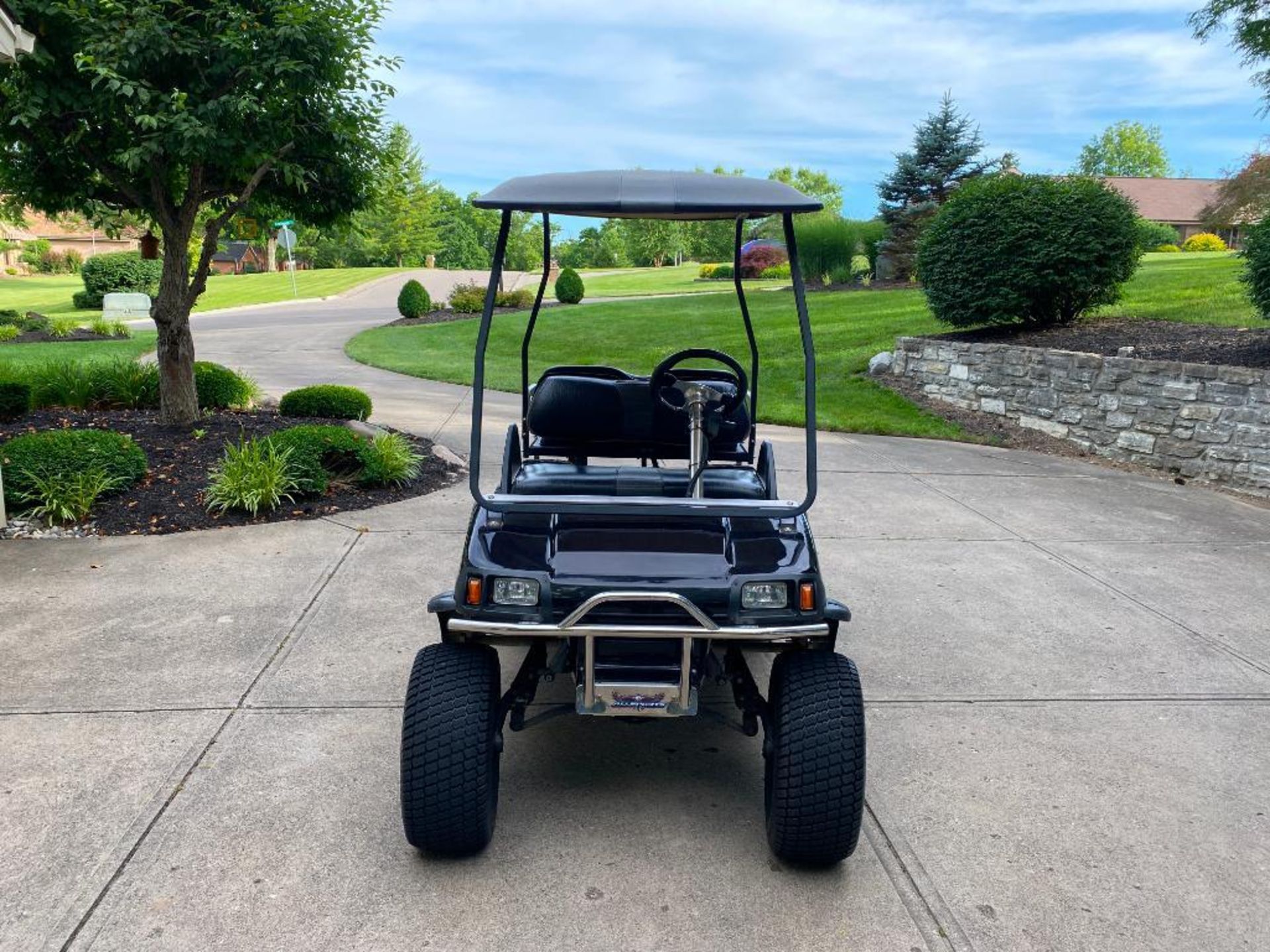 CLUB CAR ELECTRIC GOLF CART, BATTERIES LESS THAN A YEAR OLD, 48V, ALL SPORTS LIFT KIT, AFTERMARKET W - Image 2 of 6