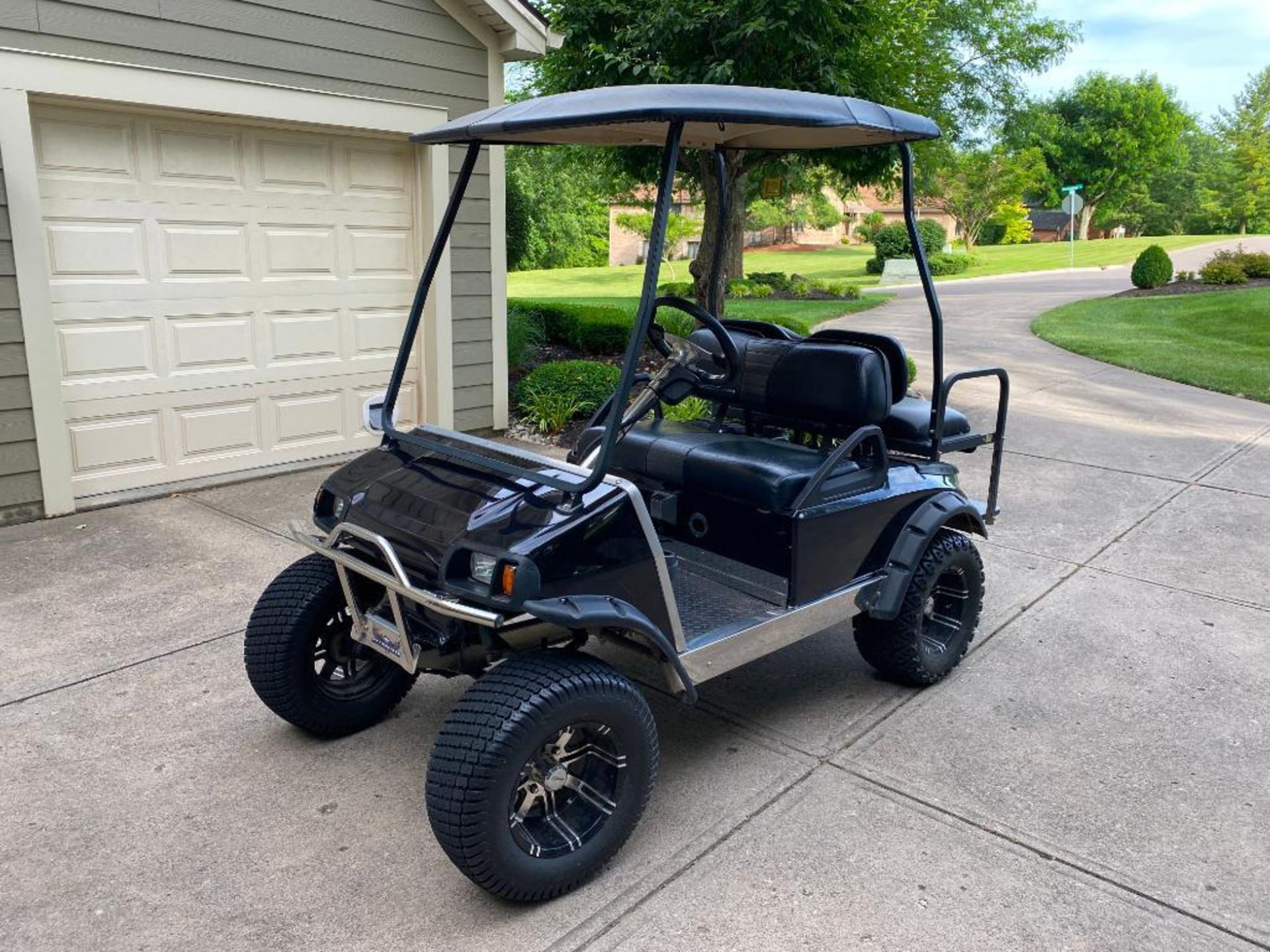 CLUB CAR ELECTRIC GOLF CART, BATTERIES LESS THAN A YEAR OLD, 48V, ALL SPORTS LIFT KIT, AFTERMARKET W