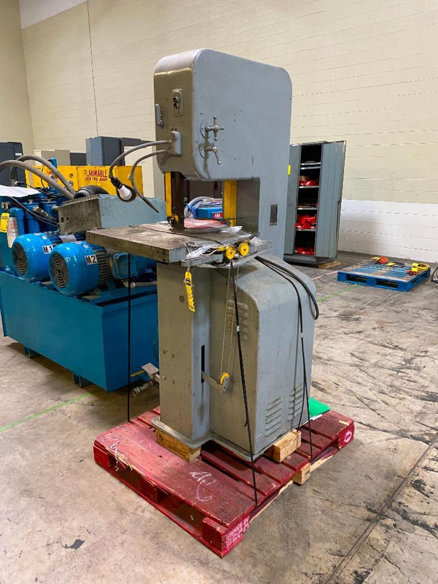 DOALL VERTICAL BAND SAW, MODEL ML, BAND WELDER, CONTOUR 24" X 24" TABLE, 16" THROAT, JOB SELECTOR