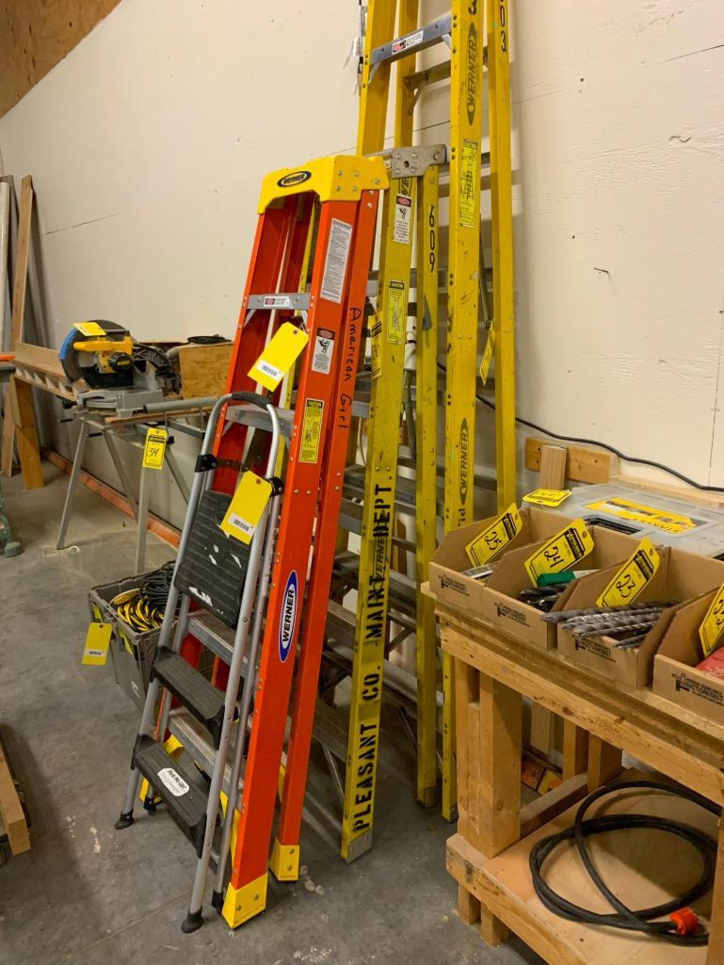 WERNER 6' FIBERGLASS STEP LADDER