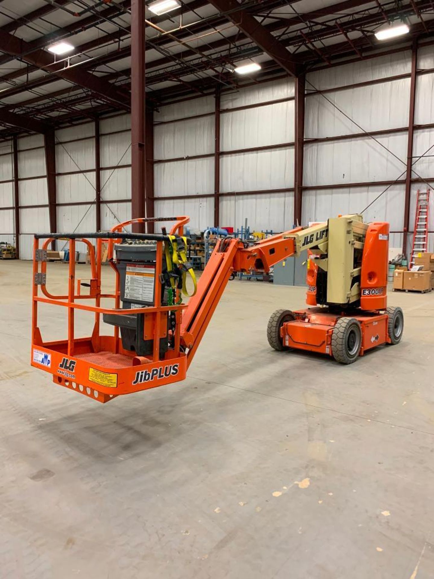 2011 JLG ARTICULATING BOOM LIFT, MODEL E300AJP, S/N 0300149057, MAX. PLATFORM HT. 30', MAX. HORIZONT - Image 2 of 10