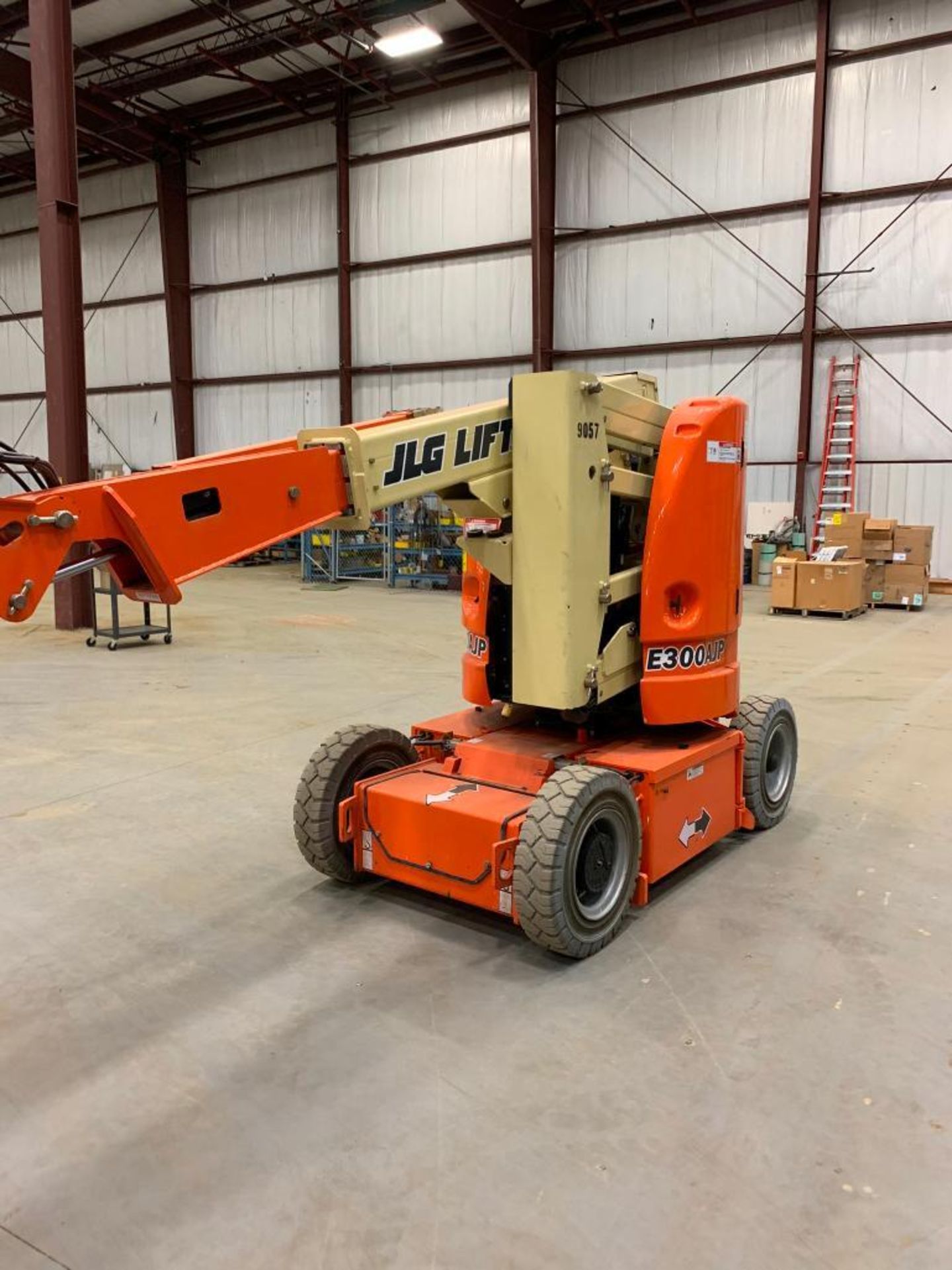 2011 JLG ARTICULATING BOOM LIFT, MODEL E300AJP, S/N 0300149057, MAX. PLATFORM HT. 30', MAX. HORIZONT - Image 3 of 10