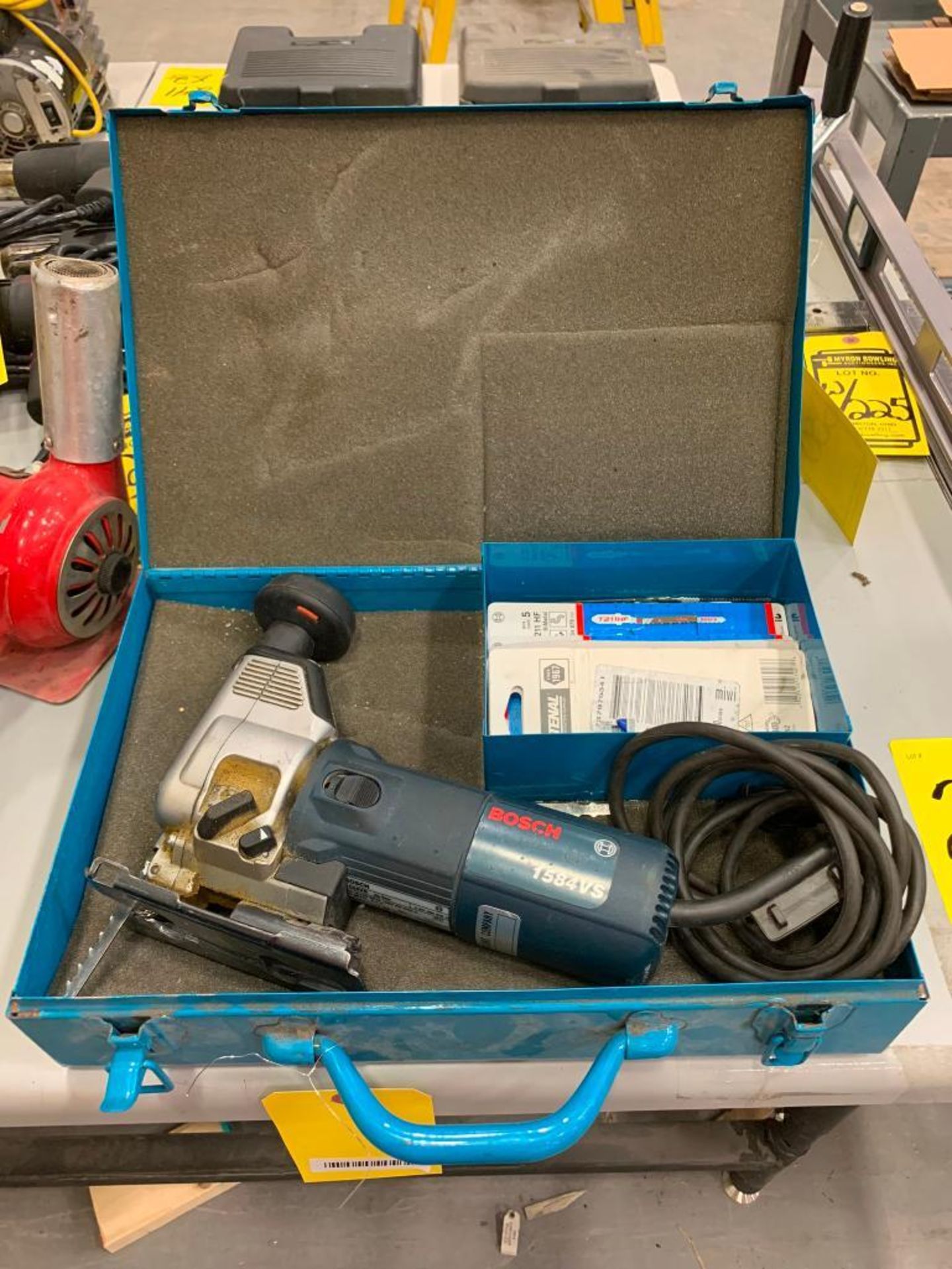 BOSCH JIG SAW, MODEL 1584VS, 120 V, 5 AMP, SPARE BLADES, & CASE