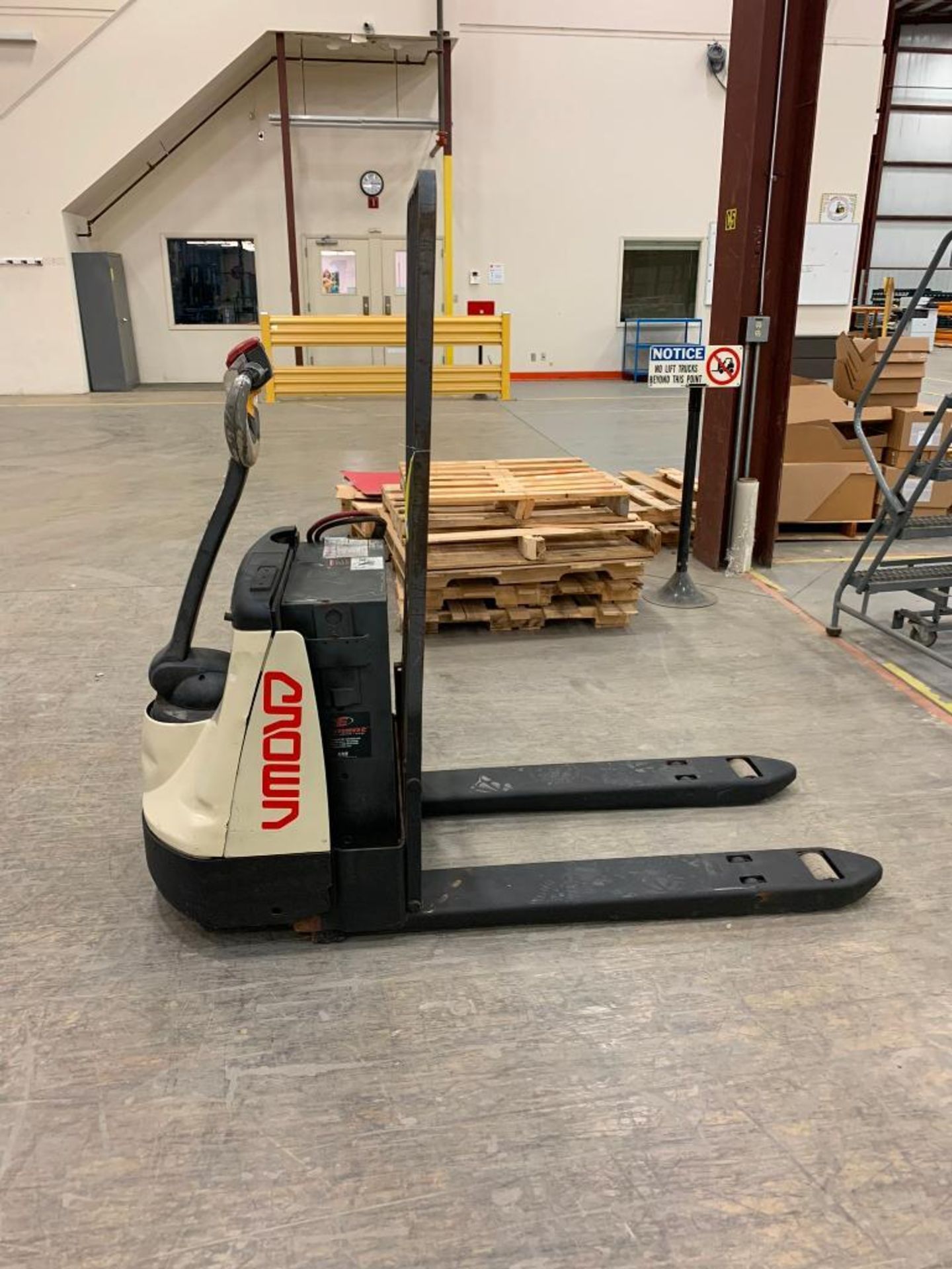 CROWN WALK BEHIND PALLET JACK, 24 V, 44" FORKS, 6,142 HOURS