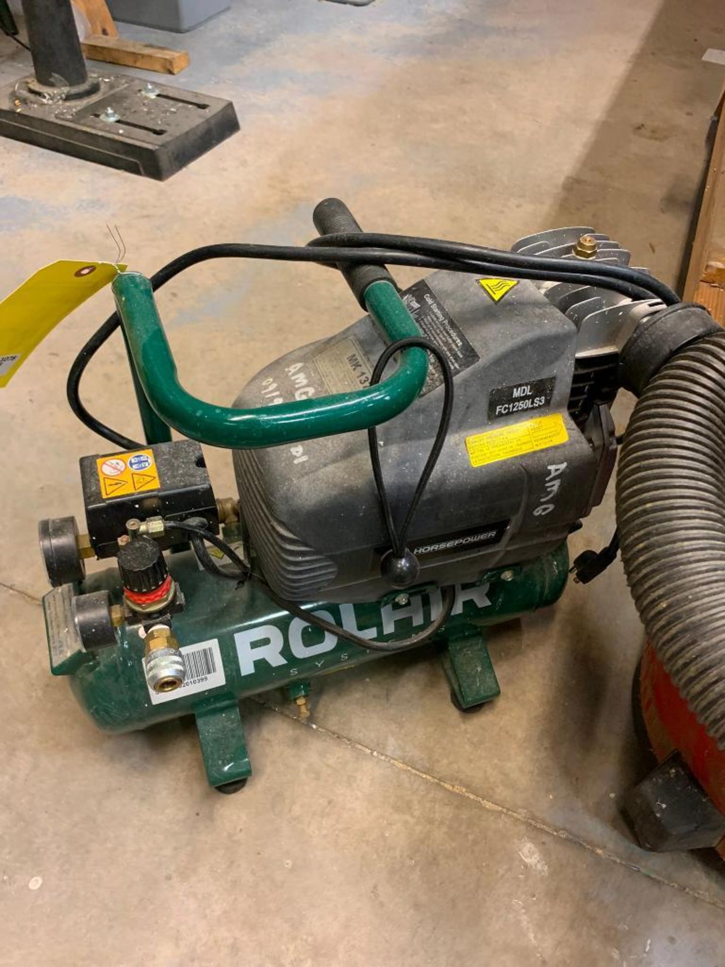 2011 ROLAIR 1.5 HP AIR COMPRESSOR, 120 V, 125 PSI MAX., 2.15-GAL. TANK