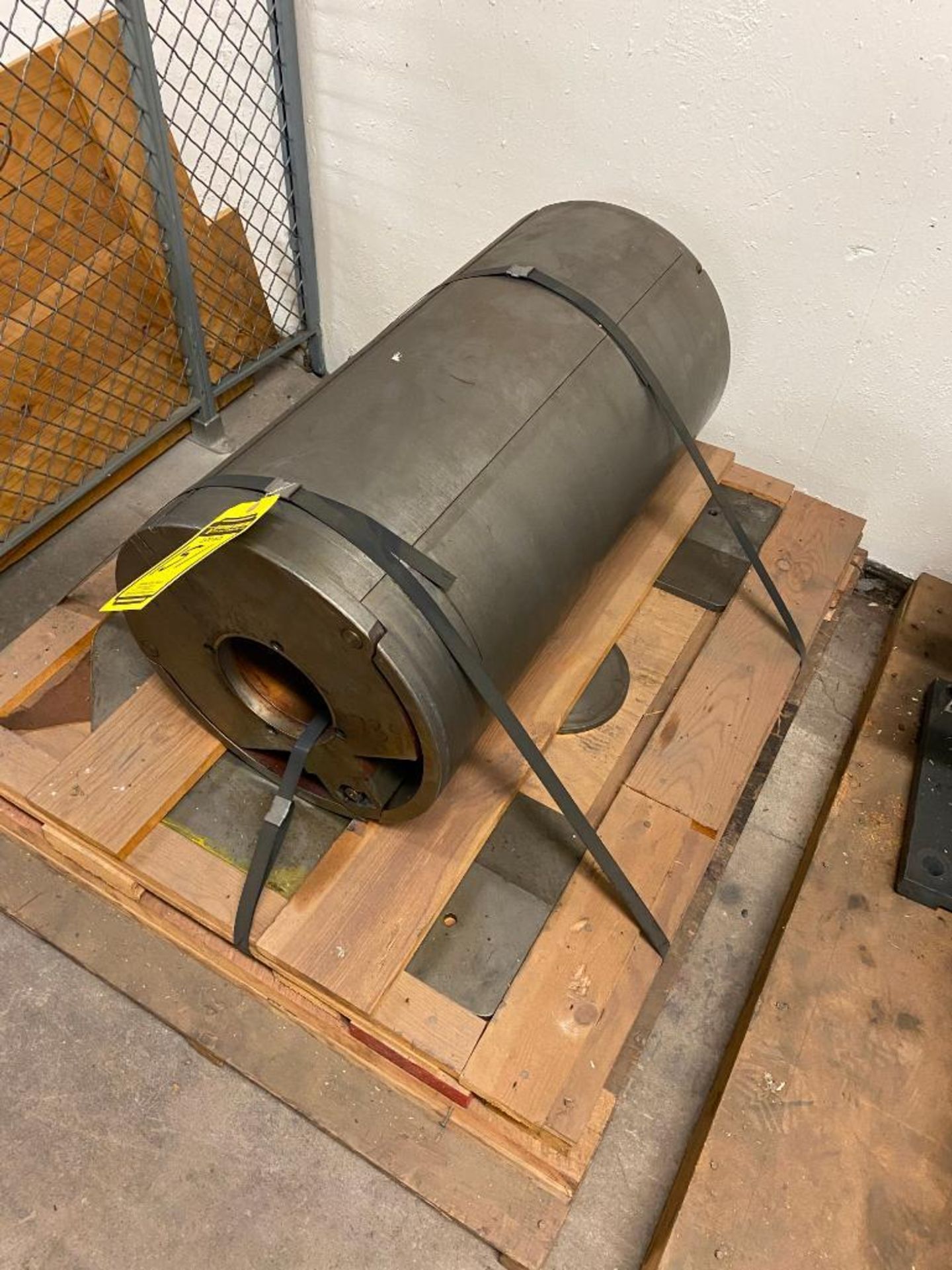 HYDRAULIC MOTOR W/ STAND, STEEL CYLINDER, BRAKE PADS - Image 2 of 4