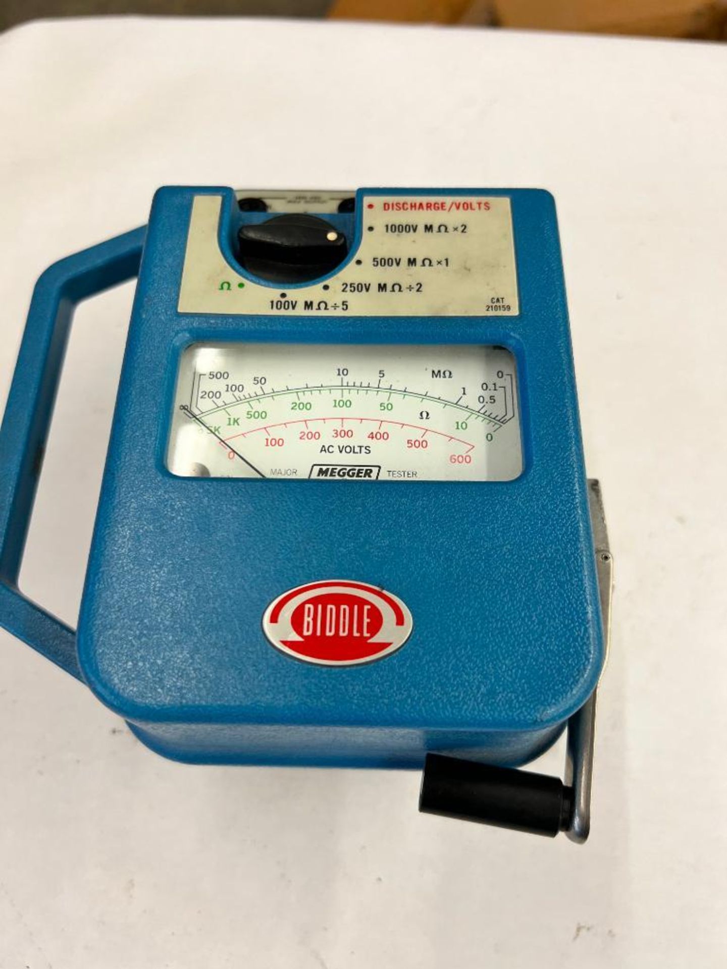 BIDDLE INSTRUMENTS HAND CRANK INSULATION TESTER, CAT. NO. 210159, S/N 10453, MEASURES: 0 - 2000 M, 0 - Image 2 of 3